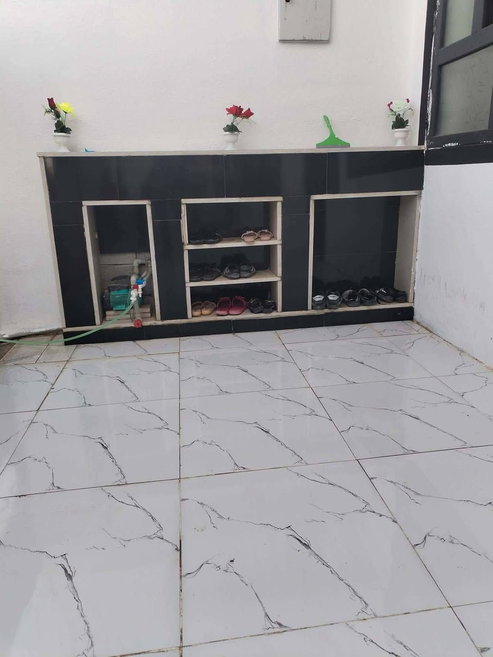 دار للبيع 🏠
----------------------------------
مساحة 100 مربع
----------------------------------
منطقه 16 أب قرب محطة طاهر
----------------------------------
نظام دكتات
----------------------------------
غرفتين نوم+صاله+مطبخ+هول
---------------------------------
السعر  45 مليون مع مجال
------------------------------
***********
 الاستفسار الاتصال علئ الرقم
