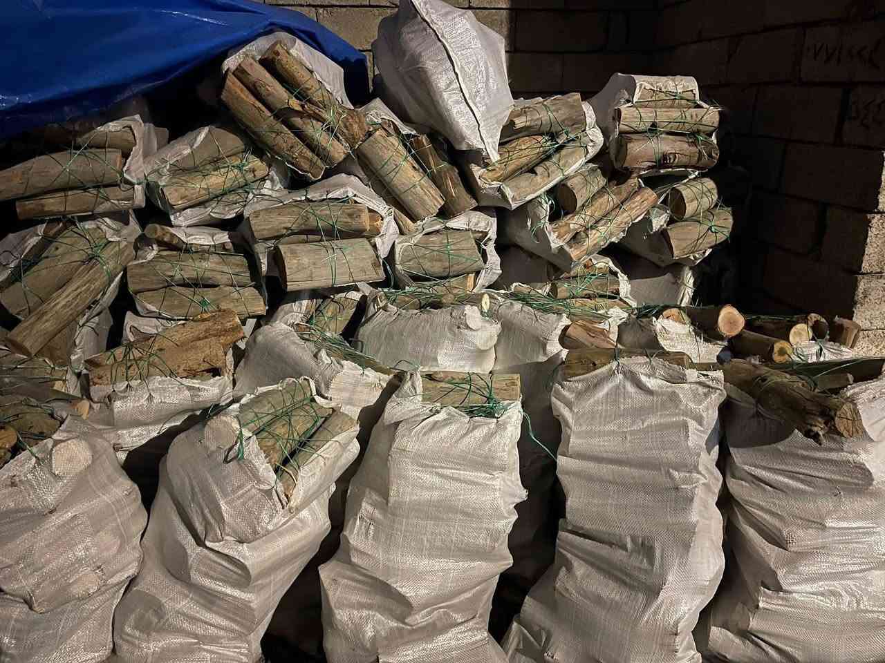 وصلنا حطب يابس درجة اولى
أكياس كبيره 
واكياس صغير
رقم الهاتف ***********
