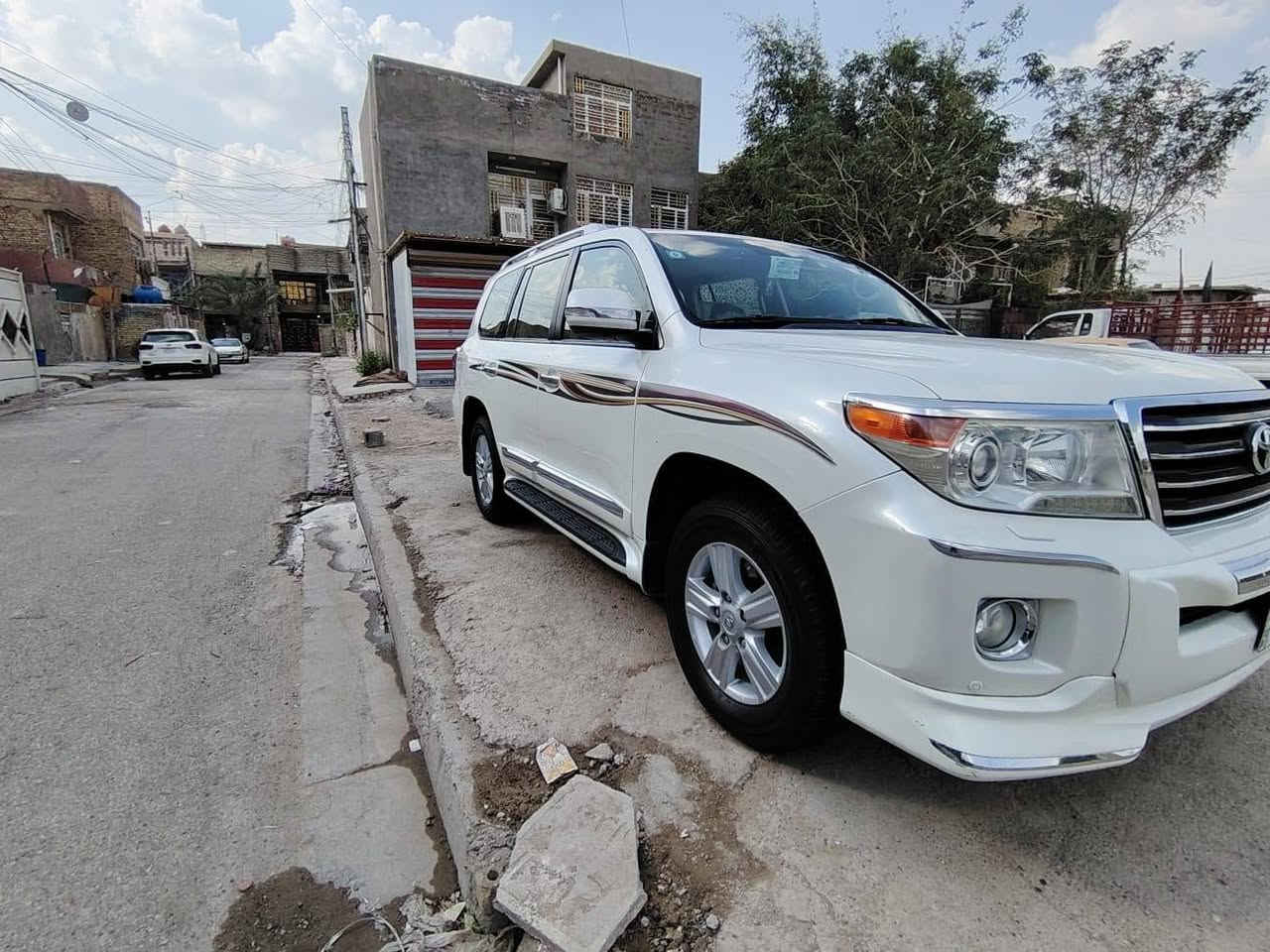 #السلام عليكم من رخصة مدير الكروب المحترم لاندگروز مديل 2013 السيارة بريم اصلي  سيارة فول مواصفات بصمة ترحيب مري شفط شاير بلمري فتحة كشنات جلد كهرباء تبريد 3 قطع ثلاجة كامرا حساس امامي خلفي زرادات امامية لايت زنون مكينة 6 سلندر گير ومكينة مكفولات سيارة ماشية 116 حقيقي السيارة مكفولة كفالة عامة  تخم تاير جديد صدر جديد امامي خلفي سيارة خير من الله رقمهة بغداد دولي هزة جديدة سيارة بسمنة  نضافة السيارة 95% 100 
السعر 355 مكانهة بغداد حي اور 
الرقم ***********
