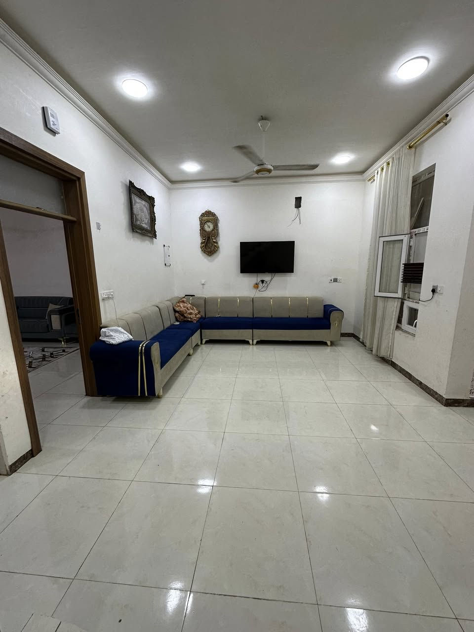 بيت للبيع🏠
المساحة 150 م 
موقع البيت/ دور الزراعة الثانية قرب شارع الريان شارع ناظم

يحتوي على استقبال صالة غرفه حمام داخلي مناور عدد 2
صحيات خارجيه

الطابق الثاني صالة وغرفتين نوم

البناء 2024

التواصل على الرقم ***********
