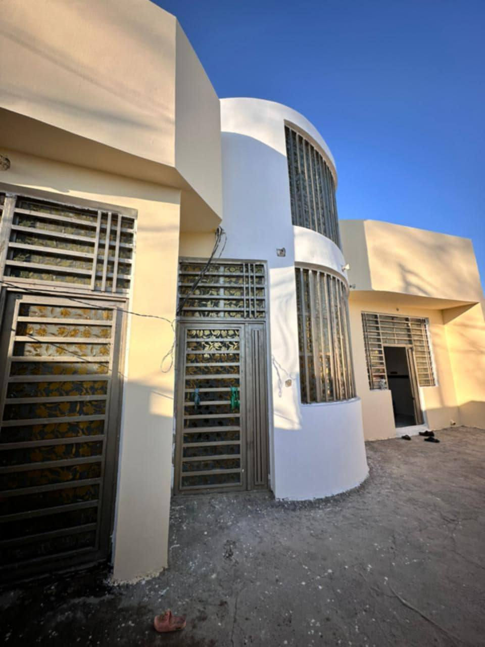 مكتب الفرات  للعقارات والمقاولات العامه السعر 75 وبي مجال
🏡 دار350  متر 🔺طابو زراعي سند 25

      ***********‬‏
-_______
                       📍 موقع الدار  👇🏻

                    #النجف - #مقابل_قرية لغدير - 

           

—————————————————————
☎️  ⚫️  ☎️ ☎️***********‬‏
—————————————————————

🏗  البناء حديث والشغل درجة اولى مالت جناي 

🔹طابوق جمهوري نهروان والبناء كلة 9 انج 

🔹 صب مركزي كونكريت مسلح

🔹 سيراميك للمطبخ والصحيات

🔹 جدران بورسلين 

والكثير من التفاصيل التي يطول ذكرها 

————————————
🔷   يحتوي الدار على   🔷
————————————

مجموع غرف النوم 2+ صاله + ستغبال + مطبخ +
 صحيات عدد 4
 منور عدد 2 
 عنوان لمكتب ثقافة عامود317 شارع صب
