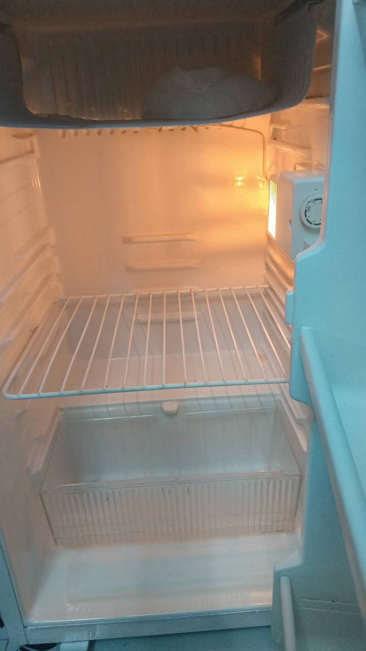 ثلاجه للبيع شرط الشغل السعر 85 وبي مجال المكان حي العروبة اتصال على رقم ***********
