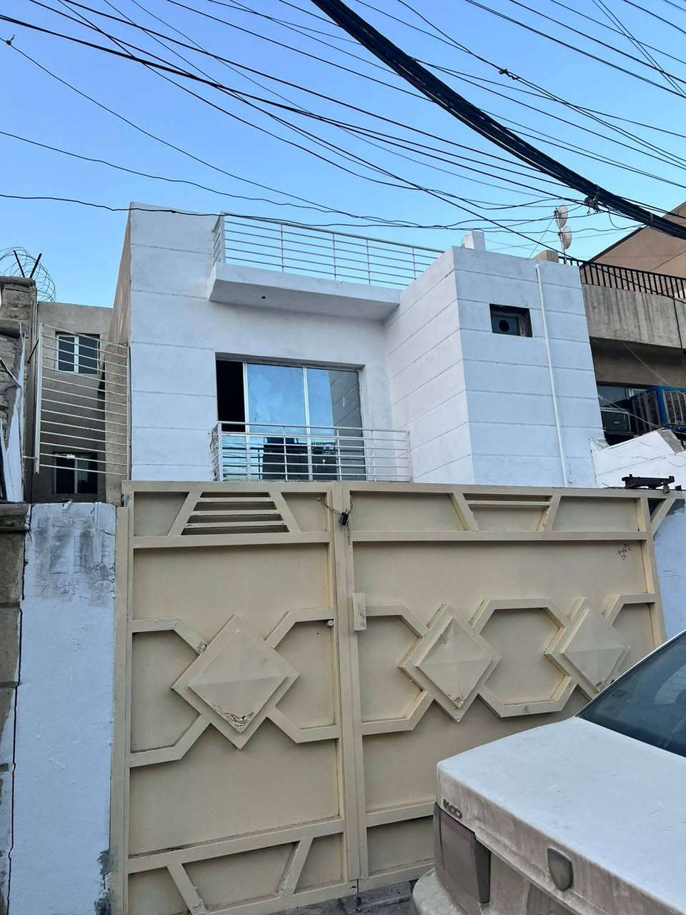 بيت مساحة 240 في الكرادة شارع 62 ، الطابق السفلي كراج سيارة ، استقبال كبير ، مطبخ ، منور عدد 2 ، غرفة عدد 2 ، صحيات عدد 2 .
الطابق العلوي غرف نوم عدد 4 ، مطبخ ، صحيات عدد 3 / كيزرات وكهرباء وماطور ومجاري كله جديد صبغ جديد موقع ممتاز وحراسة 24 ساعة
للتواصل مكتب ***********
