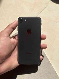 ايفون 8 عادي ذاكره 64 بطاريه 81 جهاز مكفول عدى شريحه ما تشتغل بصمه اصب...