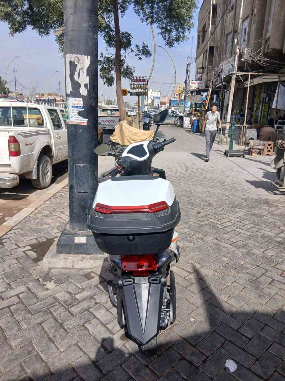 سلام عليكم
هذه دراجة كهربائية تُعرف باسم "سكنس MTR

السرعة القصوى: تصل إلى 60 كيلومتر في الساعة.

المحرك: بقدرة 1200 واط.

المسافة: تقطع مسافة تصل إلى 50 كيلومتر بالشحنة الواحدة.

المميزات: شاشة ديجيتال ذكية، تشغيل ببصمة أو كارت (NFC)، وجهاز إنذار ضد السرقة.

تواصل مع عبر ال  *********** واتساب 

العنوان بغداد حي القاهره شارع ابو طالب
