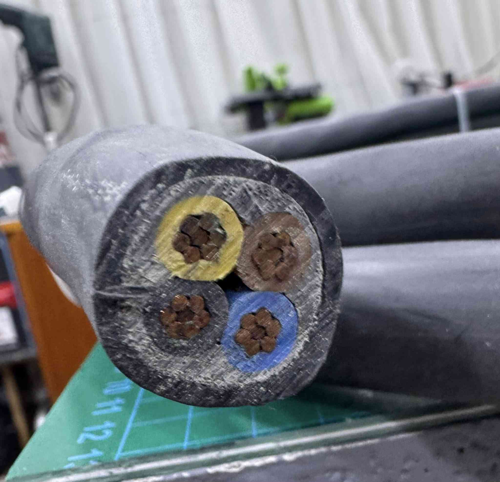 كيبل للبيع اخو جديد
طوله 3.90 ادفع سعر بيه ومبارك عليك
يوجد خدمه توصيل


**إذا كنت صاحب هذا الإعلان وتريد حذفه لأي سبب، رجاءا أرسل رسالة إلى الدعم الفني**