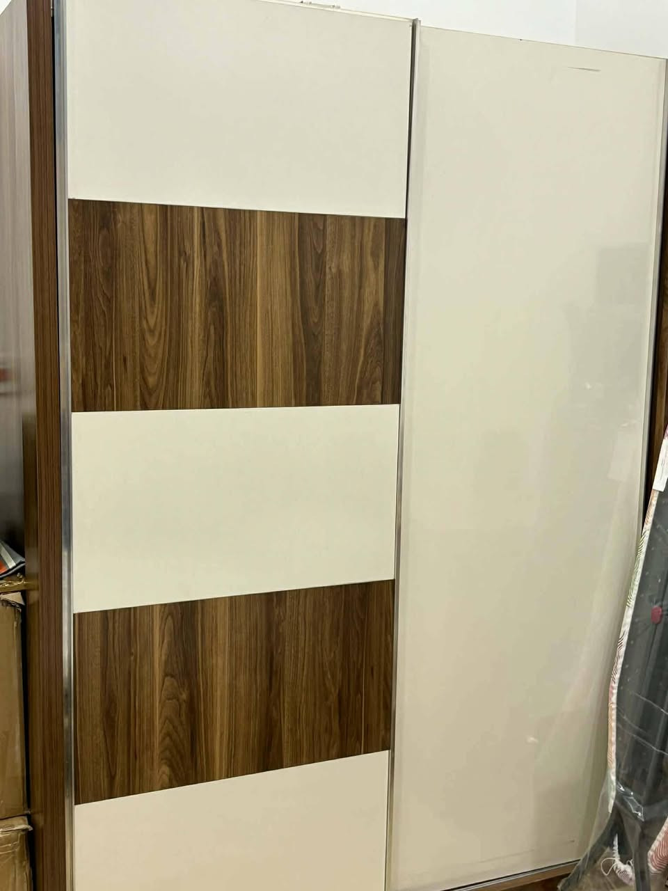 السلام عليكم تخم ٨ مقاعد ب ٤٥٠ الف غرفه نوم نفر ونص ب ٤٥٠ الف وبيهم مجال المكان الغدير قرب افران رايحين الشمال رقم التلفون ***********
