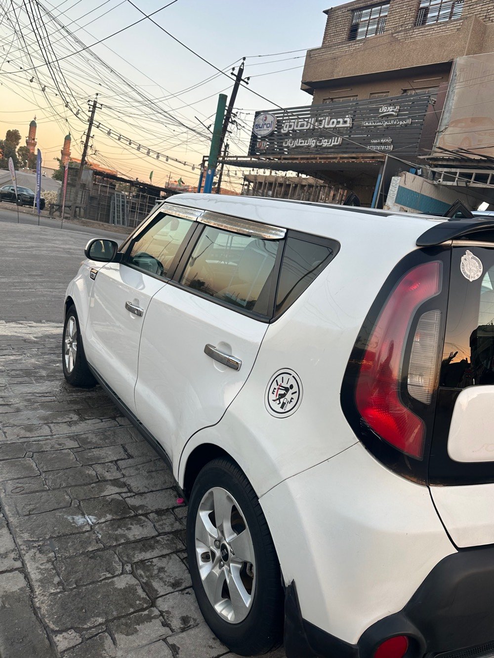 للبيع: كيا سول (Kia Soul) موديل 2015 - السيارة نظيفة
السيارة وارد أمريكي، بحالة ممتازة ومواصفات .
• المحرك: 1600 GDI (اقتصادي وقوي).
• الحالة الفنية: السيارة حادثها "جاملغ خلفي".
• السنوية باسمي الشخصي، والتحويل في اليوم التالي مباشرة .
للاستفسار والتواصل:
يرجى الاتصال على الرقم: ***********
شكد مشايتها حالياً؟ وهل الجير أوتوماتيك لو عادي؟: 
ماشيهه فوك ال100 كير اوتماتيك 
أي فئة بالضبط من الكيا سول 2015؟ وبيها مواصفات إضافية مثل شاشة، كاميرا، فتحة، بصمة أو حساسات؟: 
سول موديل 2015 وارد امريكي حادثهه حاملغ خلفي بدون اي ضرر 
وين مكان السيارة بالضبط بالعراق حتى يجي المشتري للمعاينة؟: 
بغداد البلديات 
بعد حادث الجاملغ الخلفي، شنو الأجزاء اللي متبدلة أو متصلّحة؟ وهل بيها أي ضرر بالمكينة، الكير، الشاصي أو التبريد؟: 
حادثهه جاملغ خلفي بدون اي ضرر 
السعر شكد المطلوب؟ وهل قابل للتفاوض لو نهائي؟: 
105 ورقهه وبيهه مجال 