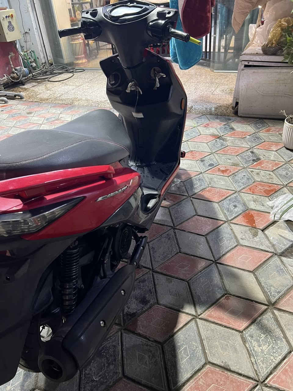 سلام عليكم ورحمة وبركاته                                           سكنس لد ياباني قبق نفخ 
لون احمر 
رمبه دراجة جديده مثل ما بصوره
سعرها 12 ونص بيها مجال قليل 
مكان بغداد المشتل 
***********
