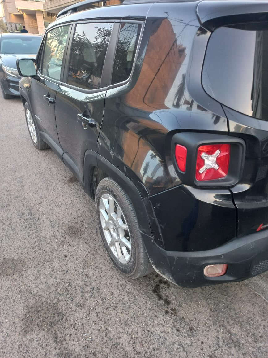 السلام عليكم 🌹
للبيع سيارة جيب رينيجيد (Jeep Renegade)  

رقم بغداد — الاستخدام جامعي وخفيف فقط

🔴 المواصفات:

• فئة Latitude  

• موديل 2019  

• بصمة تشغيل  

• سايد بريك بصمة  

• تحكم ستيرن (ستيرن ملتي)  

• شاشة + بلوتوث + USB  

• كاميرا خلفية  

• كروز كنترول  

• سنسرات  

• تكييف ممتاز (ثلج)  

• زجاج كهرباء + مرايا كهرباء  

• محرك اقتصادي وقوي  

• ماشية 46 ألف كم فقط

🔴 الحالة:

الضرر فقط جامغ (أضرار خفيفة) وصور الحادث مرفقة  

السيارة نظيفة جداً من الداخل والخارج

🔴 السعر المطلوب: 13,500 دولار  

قابل للتفاوض بالمعقول عند المعاينة

📞 رقم الهاتف: 0774443059  

📍 المكان: بغداد / الكرادة

ملاحظة: الرجاء الاتصال فقط 🌹


**إذا كنت صاحب هذا الإعلان وتريد حذفه لأي سبب، رجاءا أرسل رسالة إلى الدعم الفني**