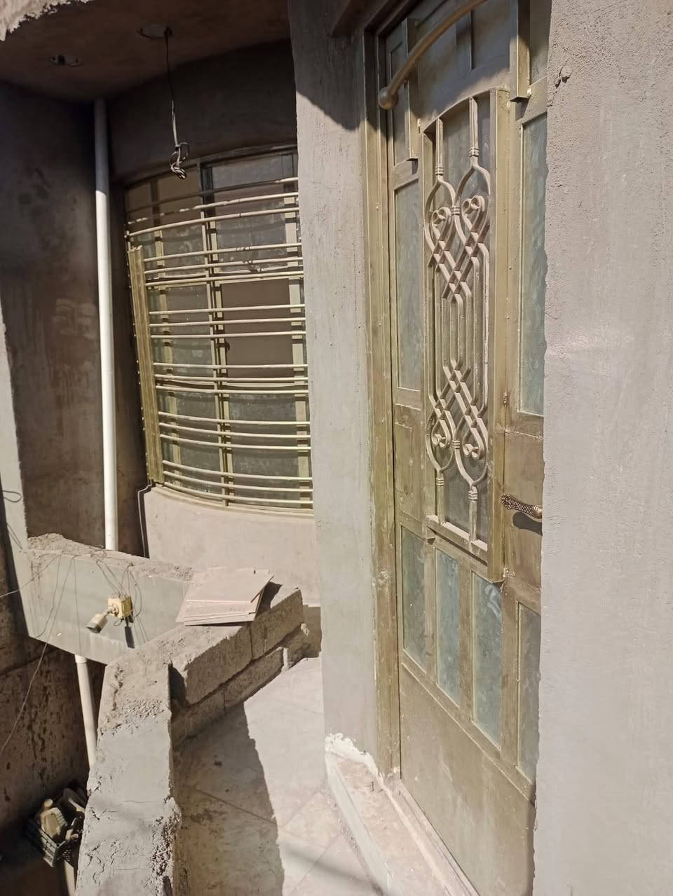 السلام عليكم بيت 120متر طابق ثاني يحتوي على غرفتين وحواي وكلدور ومطبخ من ضمن الحولي وصحيات كامل فول جديد موقع البيت حي الجهاد منطقة الفين قرب افران والمولده استفسار ***********و***********متواجد وات ساب
