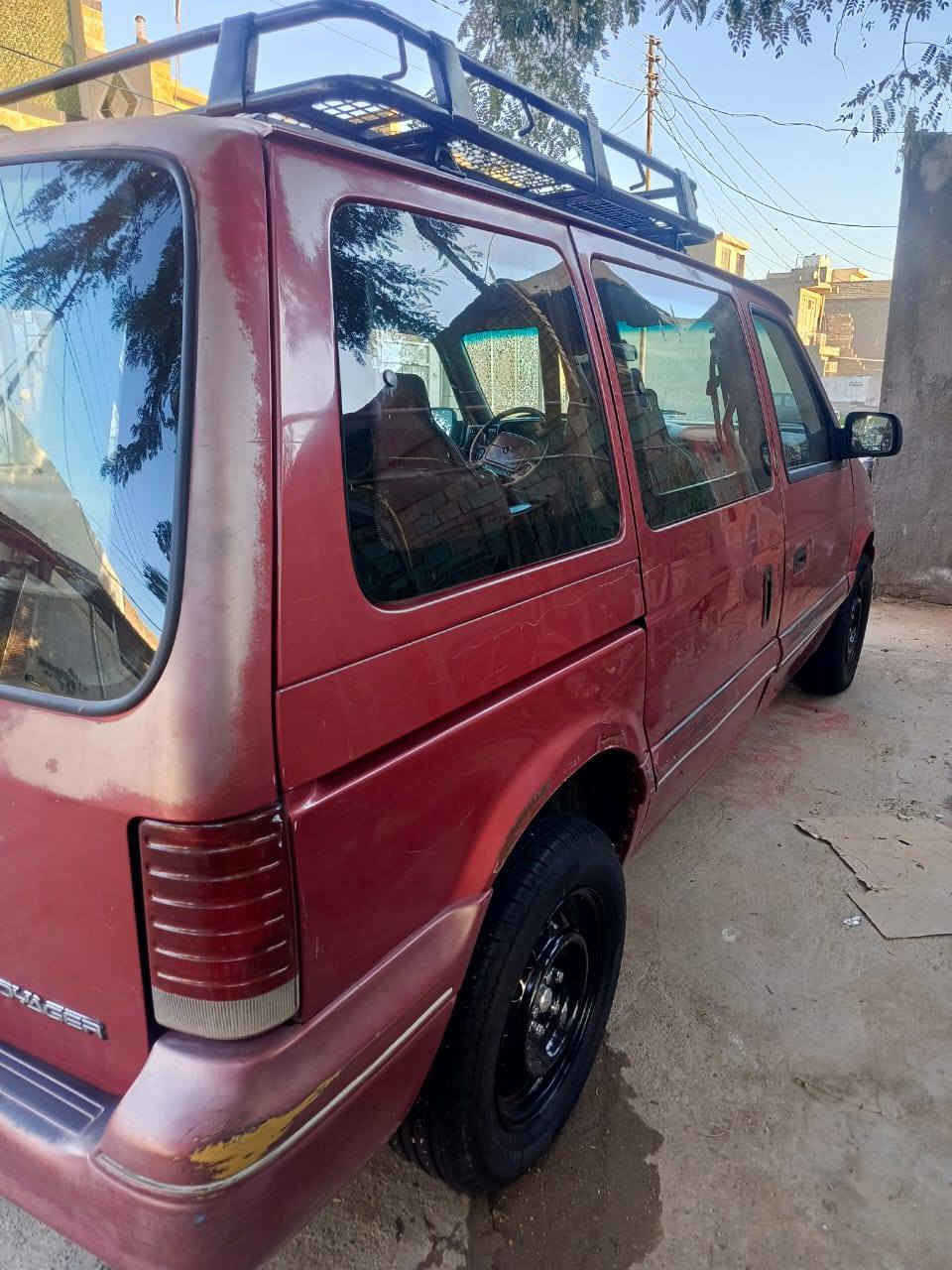 سلام عليكم
دوج كلايزر بتره ١٩٩٥ 
سياره بدون ضربه بدون صبغ على وضع الشركه كلشي بيهه شغال 
كير ومكينه جدد شادهن مال حاويه صدر جديد تايرات سياره جاهزه بدون اي نقص تبريد جان شغال من بدلت المكينه طار الغاز مالته تخم ويل جديد مكاني بغداد مقابل مرور الحسينيه سعر ٤٨
***********
