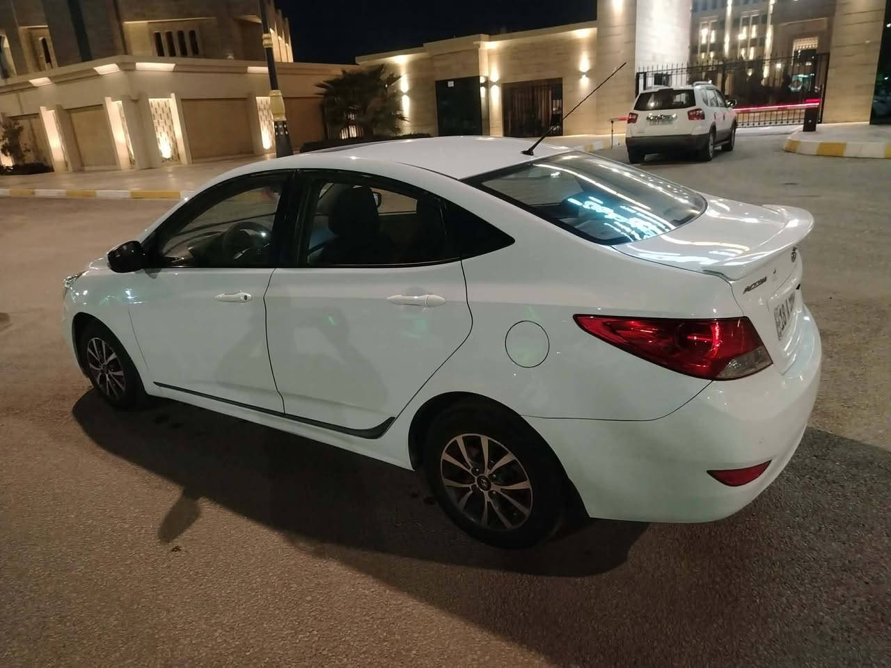 سلام عليكم سياره نوع اكسنت خليجي موديل 2014فول فتحه شاشه كامره حساسات امامي خلفي تحكم ستيرن جهتين شاير مري مري شفط منضومه كشاف زنون كفاله كير مكينه حداديه تخم تاير تبريد كفاله من ضربه او تبديل او صبغ مكينه حجم 1600العنوان كربلاء السعر 98 بيها مجال بيع فقط. ***********
