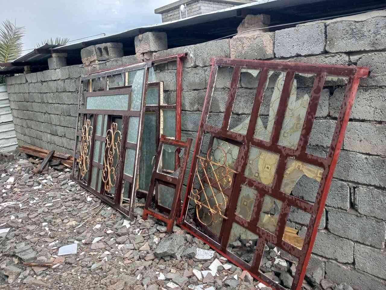 شبابيك للبيع مترونص×مترين عدد2.   وشباك متر ونص ارتفاع العرض ماعرف وياهن شباك حمام  مكاني زملة حمدي ***********////***********
