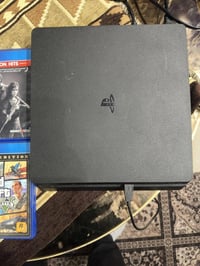 PS4 سلم للبيع الجهاز نظيف وبرغي ما مفتوح من عندة نظافة 100‎%‎ ستيكر  و...