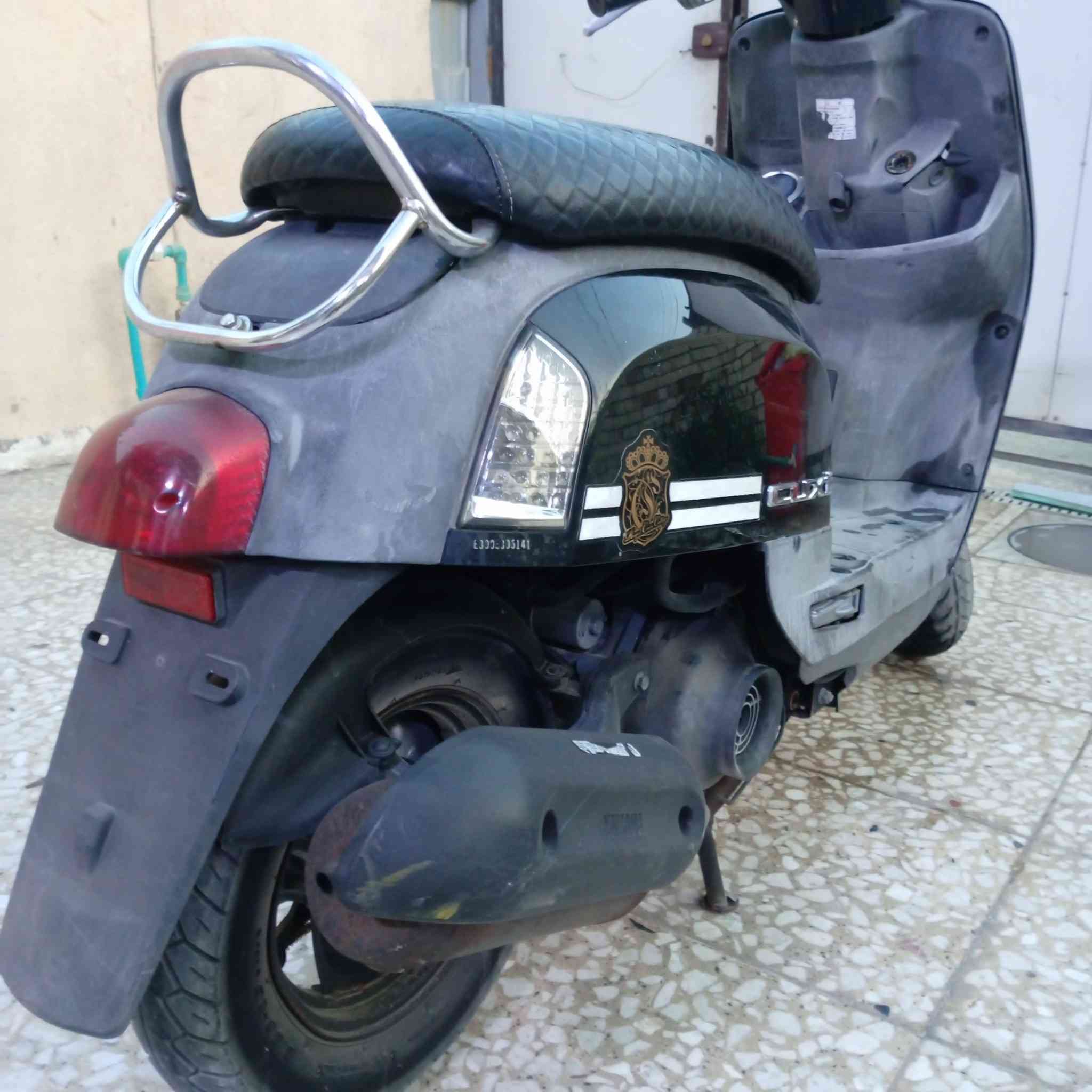 السلام عليكم للبيع بوليس ختم واحد ويا المكينة جيب ٢٠ الف فيتر وتعال افحص كفر ختم واحد اصلي
 كابريتر اصلي كله اصلي وبلادي
لايت زنون اشاير شغالة دراجه على وضع البلاد 
المكان بغداد زعفرانيه. ***********السعر 800 الف وبيه مجال حك الجية
