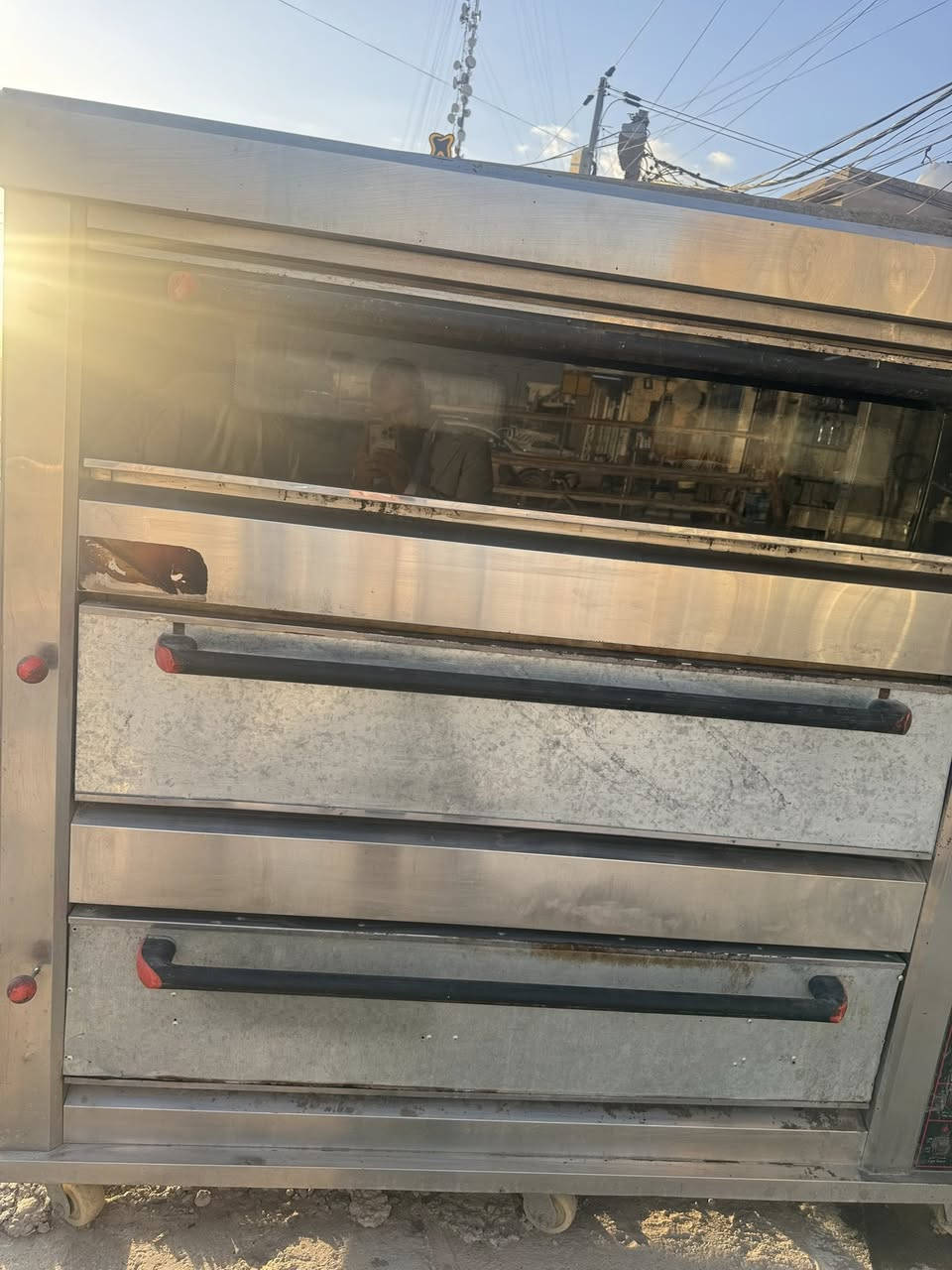 السلام عليكم فرن كهربائي ثلاث طبقات للبيع  السعر المطلوب ١٢ ورقه. للاستفسار ***********
