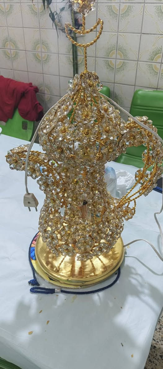 دله ضوئيه محاطه بحبيات كرستال ملونه طلاءذهبي اناره داخليه تحفه مميزه لهواه التحف ارتفاع ٦٥ سم نضافه فوول


**إذا كنت صاحب هذا الإعلان وتريد حذفه لأي سبب، رجاءا أرسل رسالة إلى الدعم الفني**