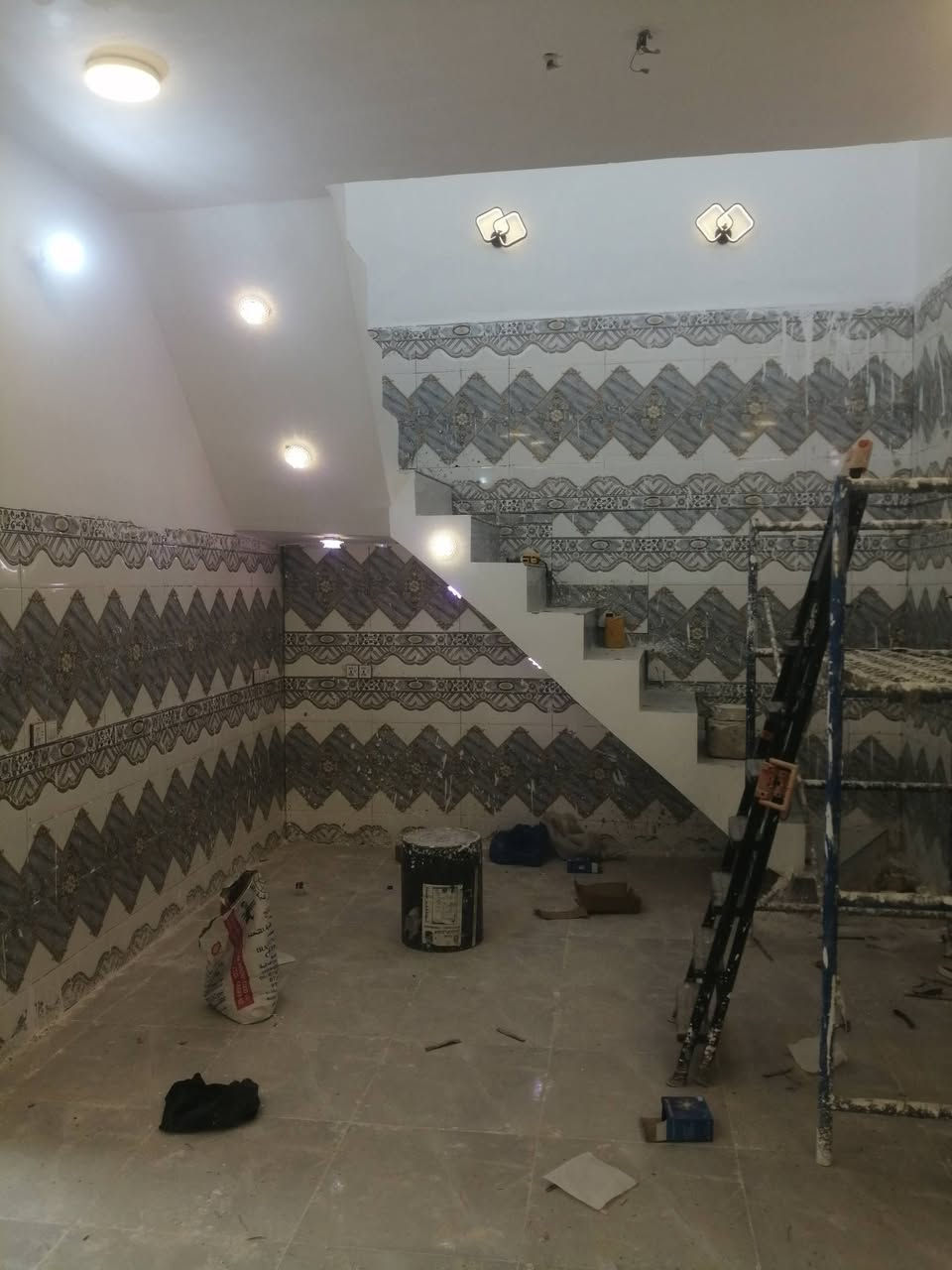 للبيع بيت مساحه ٣٢٠ متر طابو زراعي خلف مجمع الجوادين السكني منطقه سيد حبوب وكل الخدمات متوفره اساس كونكريت مكون من غرفتين وصاله ومطبخ وصحيات وبراني ومناور وصحيات خارجيه وداخليه وبراني وبيتونه ودرج وحديقه وكراج بناء طابوق فرمستون الاستفسار الاتصال ***********
