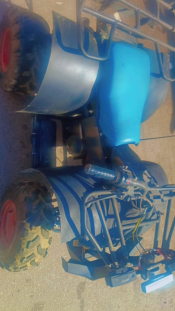 سلام عليكم دراجه رباعيه مكينه بلادي ما مفتوحه الدراجه شغاله أي نقص ما بيه بس باتري كاعد لأن ناسين السويج مفتوح شغاله سلف مكاني الدراجه ٤  نمر بدون كلج أوتوماتيك وبيه بك 
مكاني بغداد البياع رايده ب ٤٠٠ وبيها مجال 
موجود وتساب للتواصل وتساب موجود ***********
