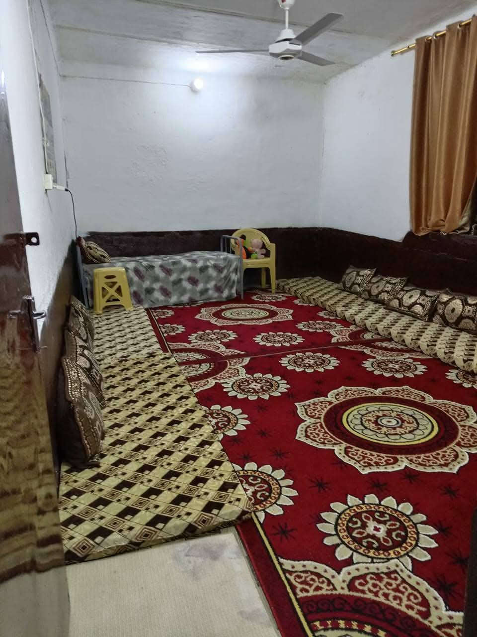 دار سكن للبيع في الحقلانية موقع تجاري 
المساحة الكليه 338 م
محلات عدد2 مع دار مساحة المحلات 48متر 
المحتويات:
4 غرف
و ديوان 
و مطبخ 
وصحيات 
بناء شيمان 
السعر /100 مليون وقابل لتفاوض 
عنوان المكتب
الانبار/حديثة/حي العسكري/مقابل أسواق علي نصيف قرب دائرة شبكات حديثة 
للاستفسار الاتصال ع الرقم ***********
