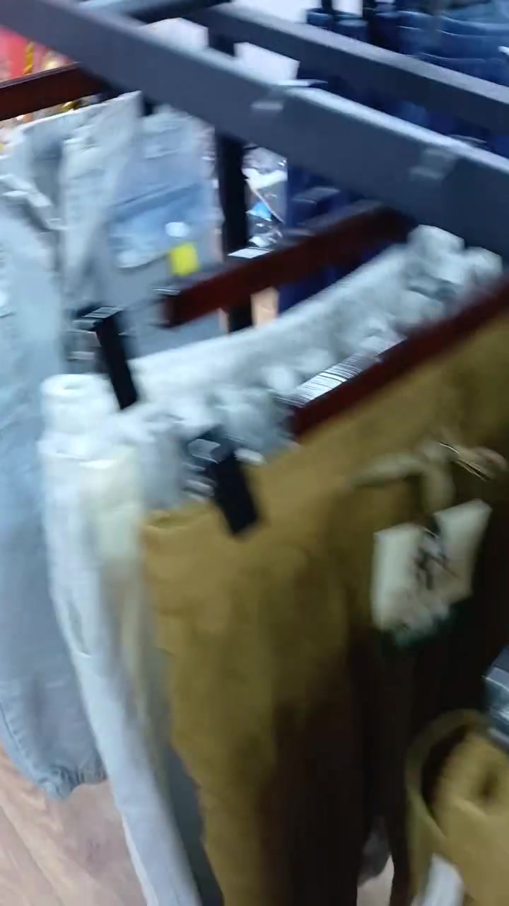 سلام عليكم بضاعه صيفيه بجامه بدي قميص حذاء بيهن ١٥٠ قطعه تقريبا ابيع شلعه وعندي ستاند وسطي قطعه وحده  مكاني بغداد شعب ثعالبه ***********
