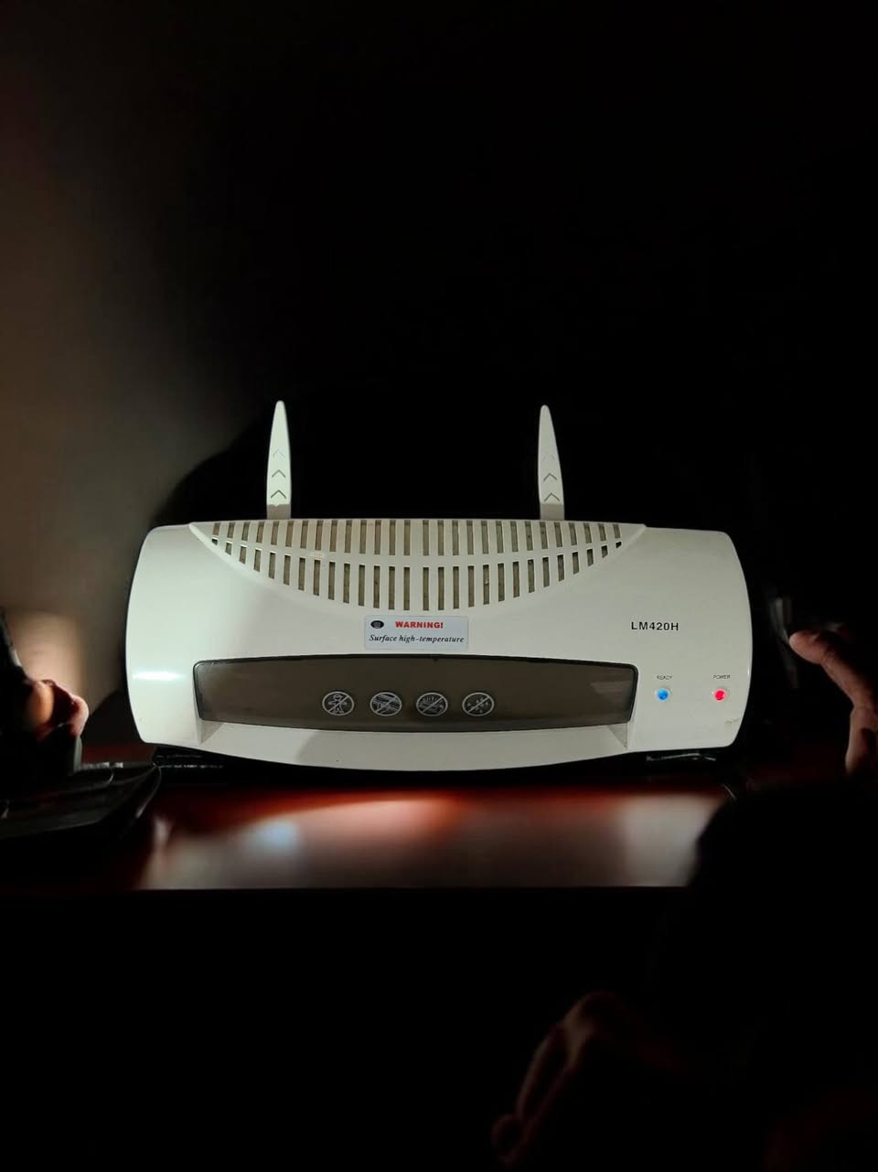 فرصة لأصحاب المكاتب والطلبة! 📢
جهاز تغليف (كبس) حراري احترافي للبيع.
كواليتي عالي وسعر مناسب جداً.
💰 السعر: 30,000 دينار.
🚚 التوصيل علينا مجاناً!
للبيع: جهاز كبس حراري (Laminator) احترافي - موديل LM420H
جهاز عملي جداً وسهل الاستخدام، مثالي لأصحاب المكتبات، الهواة، أو للاستخدام المنزلي والمكتبي للحفاظ على المستندات والبوسترات.
المواصفات والميزات:
 * الموديل: LM420H (يتميز بمتانة الأداء).
 * الوظيفة: كبس حراري عالي الجودة لحماية الصور، الهويات، والمستندات من التلف والرطوبة.
 * السرعة: كفاءة عالية في التسخين مع مؤشر ضوئي (Ready) يخبرك عندما يكون الجهاز جاهزاً للعمل.
 * الحالة: نظيف جداً وشغال بشرط الفحص.
 * التصميم: متين وبسيط، لا يأخذ مساحة كبيرة على المكتب.
العرض والسعر:
 * السعر: 30 ألف دينار فقط.
 * خدمة التوصيل: مجانية لجميع المناطق.
 * التواصل: المراسلة على الخاص (Direct Message).
ملاحظة: الجهاز مخصص للكبس الحراري فقط (بدون مقص ورق). القطعة مميزة وسعرها مناسب جداً مع التوصيل.


**إذا كنت صاحب هذا الإعلان وتريد حذفه لأي سبب، رجاءا أرسل رسالة إلى الدعم الفني**