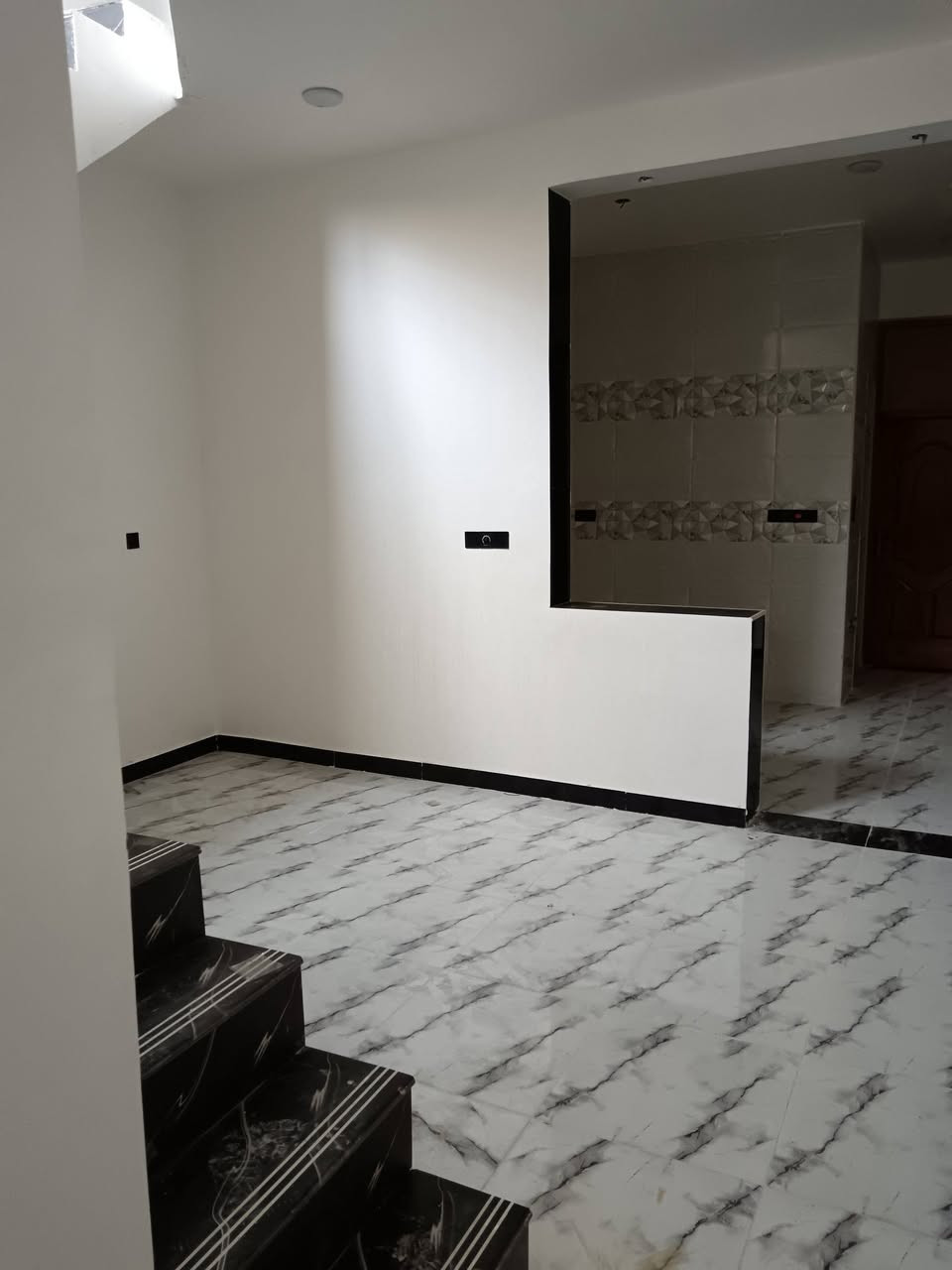 مشتمل للبيع مساحه 100متر ب الخدمات حي الحوراء شارع أبو الفضل رقم العقار ٢٣١٠ سعر ٧٤  مع المجال لاستفسار ***********
