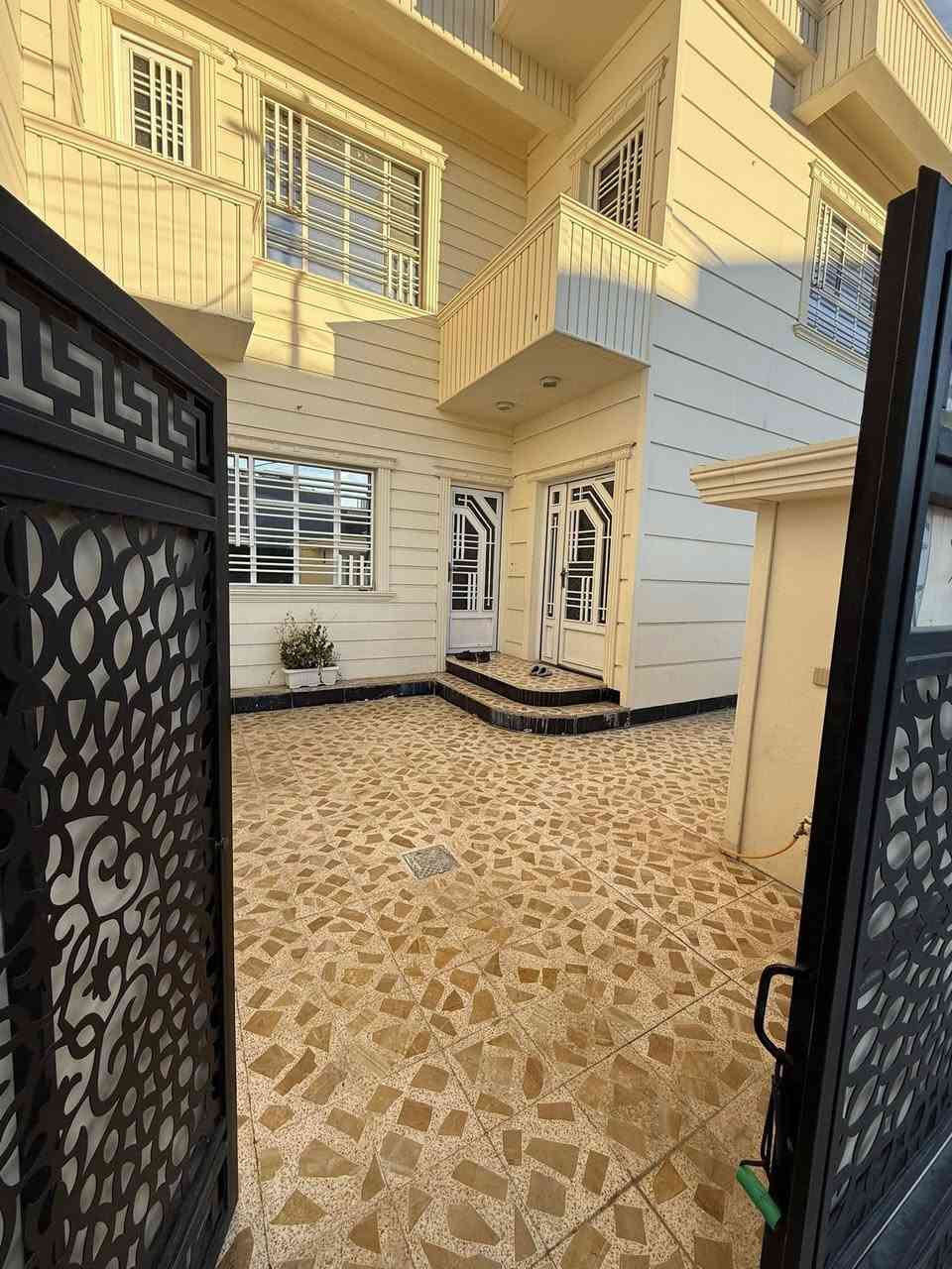 ?دار للبيع _ فرصة لا تعوض !🏡
📍الموقع: الموصل_[ حي التعليم العالي - مجمع النور السگني ] 

📐المساحه: [ 360. متر وجها18 متر] 

🛏️عدد الغرف: [ 6 غرف نوم ]

🛁عدد الحمامات: [ 4 حمام ] 

🍽️ مطبخ + صالة + استقبال+ كراج+ سطح 

يقع على شارع 12

اتفصيل اكثر اتصلو علئ ارقام التاليه 

لو مراجعه مكتب دانية للعقار عنون مكتب حي التعليم العالي 

بعد مجمع الغزل

*********** اسيا

*********** كورك

نستقبل كافة العروضات في احياء التعليم العالي
