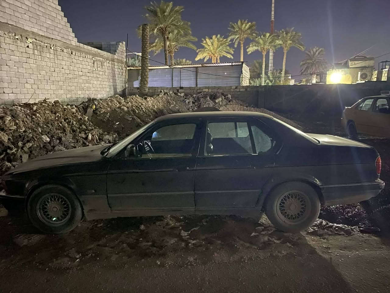 BMW 735
محرك مفتوح سته سلندر
كير اوتو ماتيك جديد ٣ وضعيات قياده
كهربائياتهه كلهه شغاله
تبريد
صدر جديد
غرفه جلد اسود  صاج ملكي
رقم انبار مشروع وطني
ويل خليه
تخم تاير جديد
السيارة بلا ديه  مصبوغه عام بدون معجون   بيهه طخه بل جاملغ الأمامي بس
اريد مراوس  بسبعه راكب
***********
بغداد
