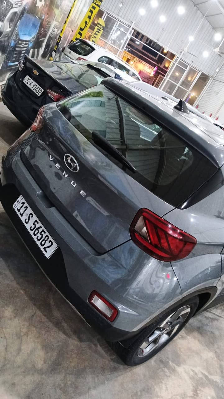 السلام عليكم 
هوانداي فينو وارد امريكي موديل 2021 ماشيه 37 حادث دعاميه وربع البنيد بدون ايرباك بدون شاصي بدون دواخل مواصفات فول الفول محرك 1600 دوش فتحه قماره بصمه كامره وشاشه بلاد رادار امامي وجوانب لايت زينون ولد امامي خلفي 12 ايرباك تدفئه كشنات ويل كب سيارة جدا نظيفه وجديده محرك كير صدر تبريد مكفول هزه وسنويه ورقم بغداد بأسمي السعر 141 وبيها مجال بسيط 
العنوان بغداد الاعظميه قرب ساحه عنتر 
موبايل/***********
