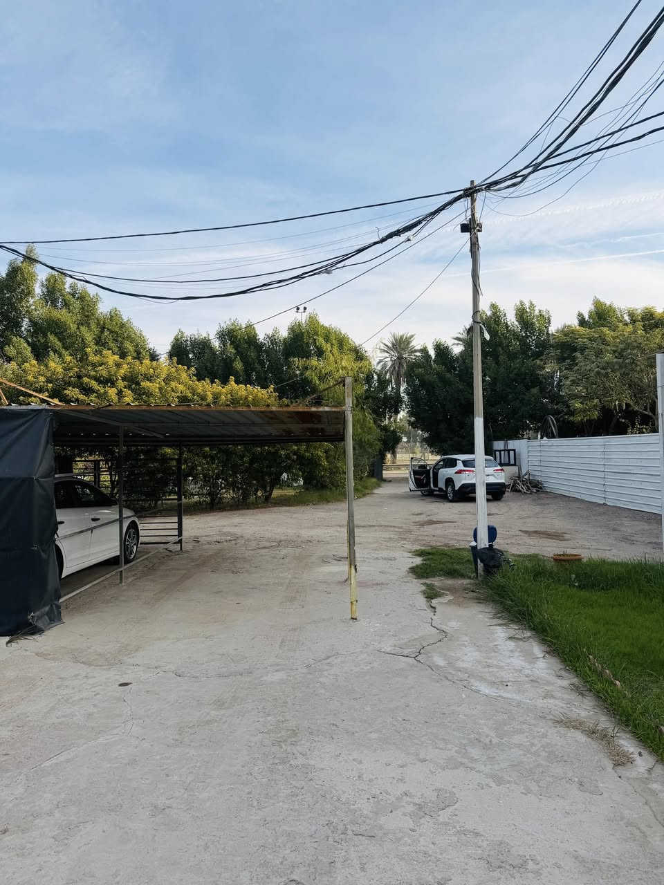 ‏السلام عليكم ورحمة الله وبركاته
بيت مساحة 200 متر الواجهة 12 ونصف ونزال 16 

الوجه على شارع القناة الرئيسي قبل مدخل صليخ 600

و خلف البيت شارع 6 متر 

  (((أمام البيت تشجير مسافة 50 متر نزال بالطول )))

… يحتوي على أربع سويت …

كل سويت غرفة ومطبخ وصالة وخدمات 

(زراعي سند 25)

***********
