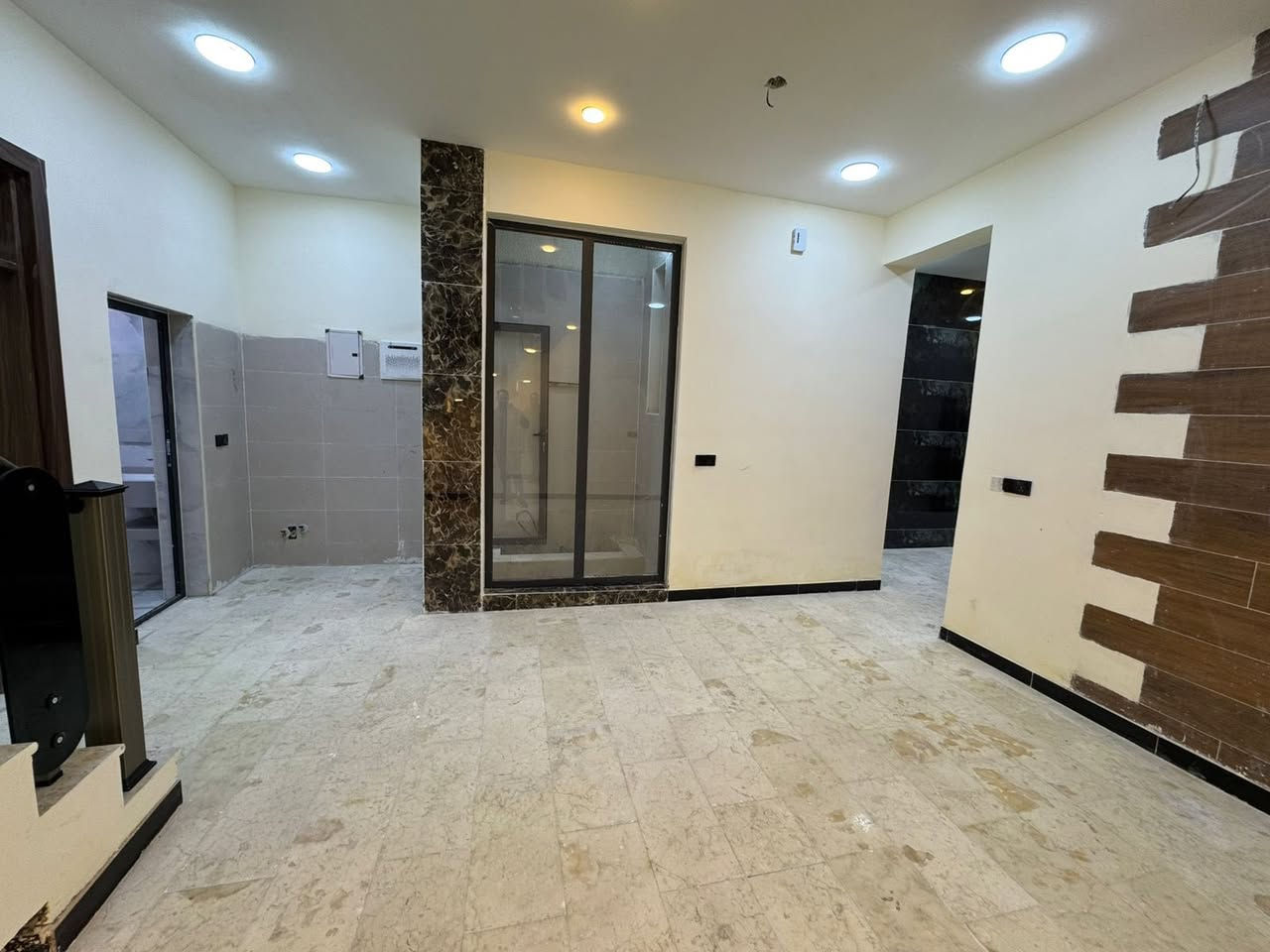 السلام عليكم 
للبيع ١٢٠ متر طابو صرف زيرو جاهز للسكن
واجهة ٦ م نزال ٢٠ يحتوي على صالة و مطبخ
و مناور و صحيات و ٥ غرف نوم و بيتونة و سطحين
إضافة إلى شلال داخلي و حولي و كراج صغير 
موقع بغداد حي الجهاد ديوان المخابرات 
خلف شارع ٦٠ للاستفسار الاتصال على 
*********** متوفر واتساب
