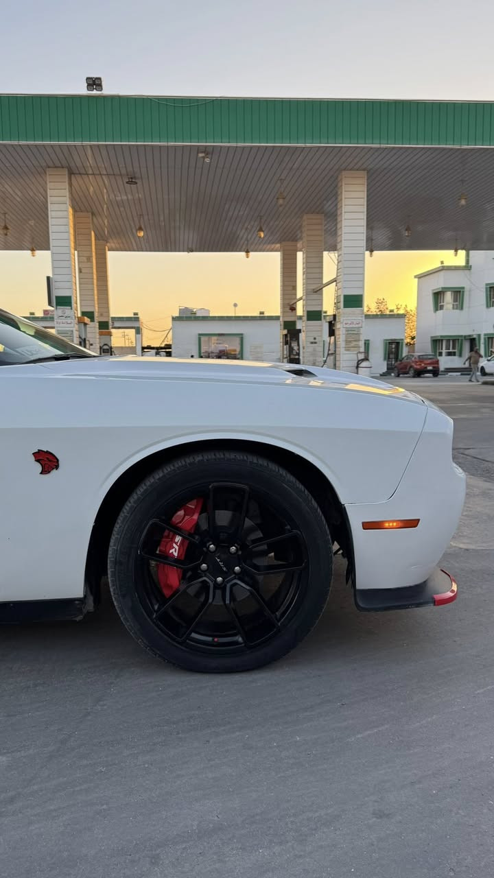 السلام عليكم 
جالنجر خليجيه 2015 (SXT) للبيع 
 تحويل ثاني يوم
 رقم انكليزي
سنويه للـ 2029
المواصفات
تشغيل عن بعد
شاشه جبيره كار بلاي
عليها برمجه SRT
كامره خلفيه
حساسات خلفيه
تحكم ستيرن جهتين
كشنات حضن جلد
كشنات كهربائيه
مكينه 6 سلندر 3600
قطعتين تبريد
ويل 20
تخم تاير جديد
مكينه+ كير خير من الله
تبريد ثلج + تدفئه
السياره جديده وجاهزه للأخير 
السياره داخله كفاله للعراق وهنا صار بيهه  الجاملغات الاماميه صبغ ونص باب السائق هم صبغ ولغود وشواصي وايرباك كله كفاله
السعر $143 وبيها مجال 
العنوان البصره الامن الداخلي
للأستفسار ***********
