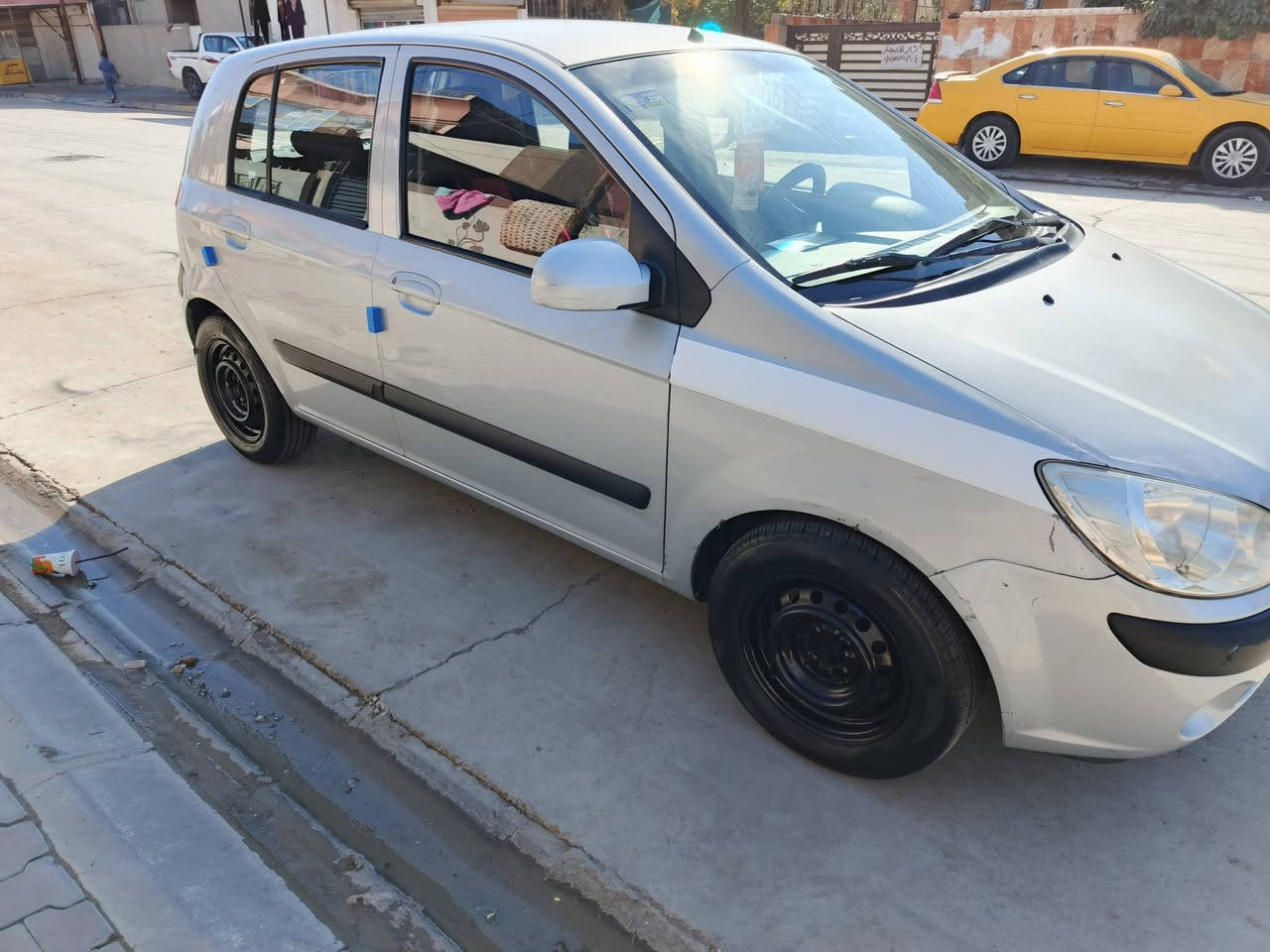 هونداي اكسنت جيتز للبيع رقم سليمانيه موديل 2008 محرك 16 كير اوتوماتيك  بدون ضرر بدون صبغ بيها بس قطعه واحد تعديل بارد سيارة جديدة كل شيء بالشرط بيها بطاقه بنزين سعر 66 ورقة هذا رقمي *********** مكان سيارة كركوك جير ومحرك بالشرط تخم تاير جديد صدر جديد بدون نقص برغي
