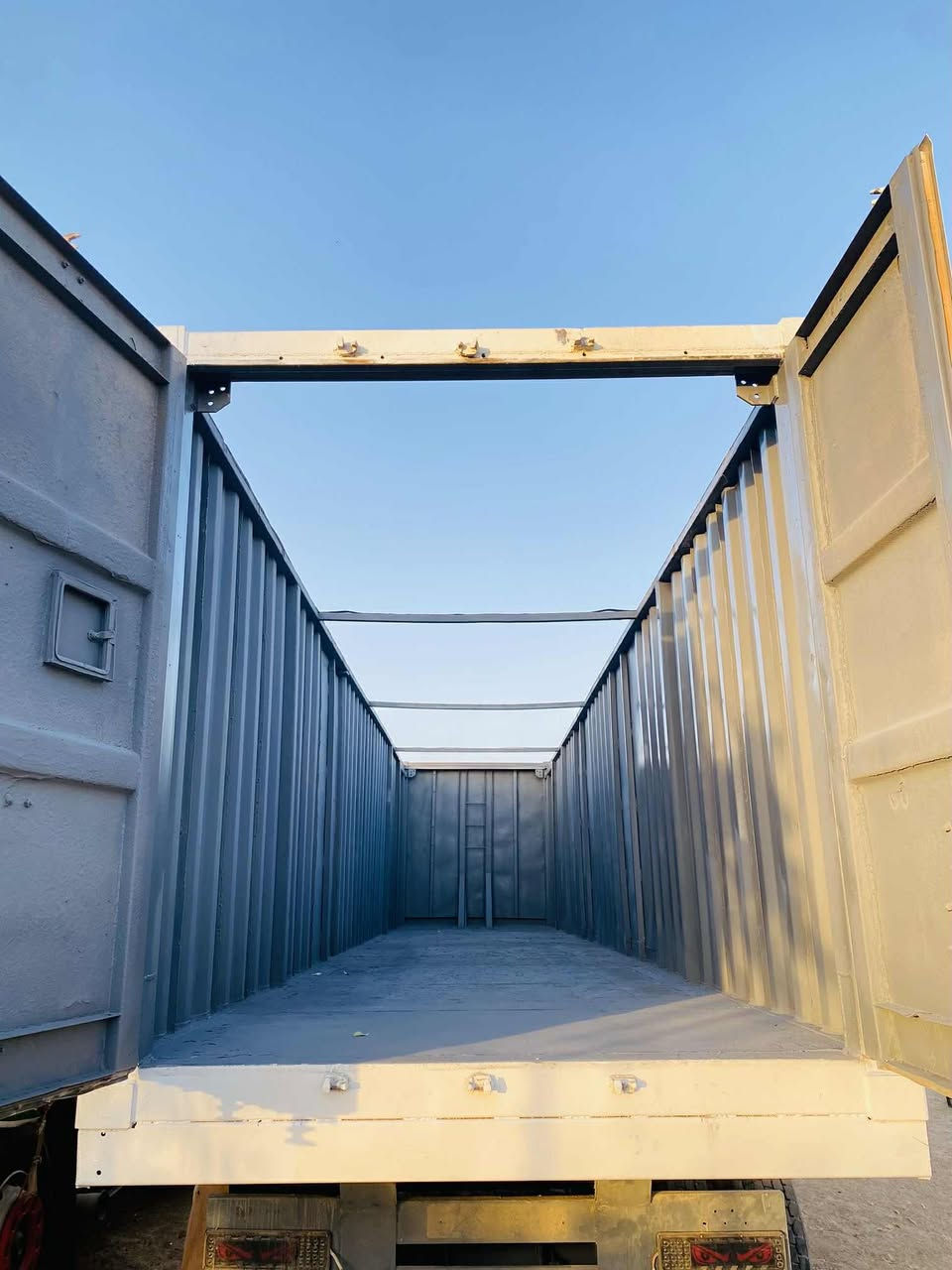 سلام عليكم للبيع  نساف مال حنطه الطول 12 متر وربع رتفاع مترين 36 سانتيم 

ثلاث دناكير لعاب تاير مزوج طخم جديد 

مكفول من كلبه كسر شاصي شرط 

جاهز ئي نقص مابي 

المكان كركوك قضاء الحويجه 

السعر والستفسار على رقم ***********
