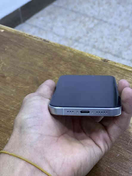 آيفون ١٥ برو فقط. لون ابيض 

ذاكره ١٢٨

بطاريه ٨٩ 

نضافه ٩٩٪؜

غراض كارتون مع واير 

الجهاز بلادي و شرط الحاسبه 

سعره ٩٥٠ وبي مجال شراي خابر ***********
