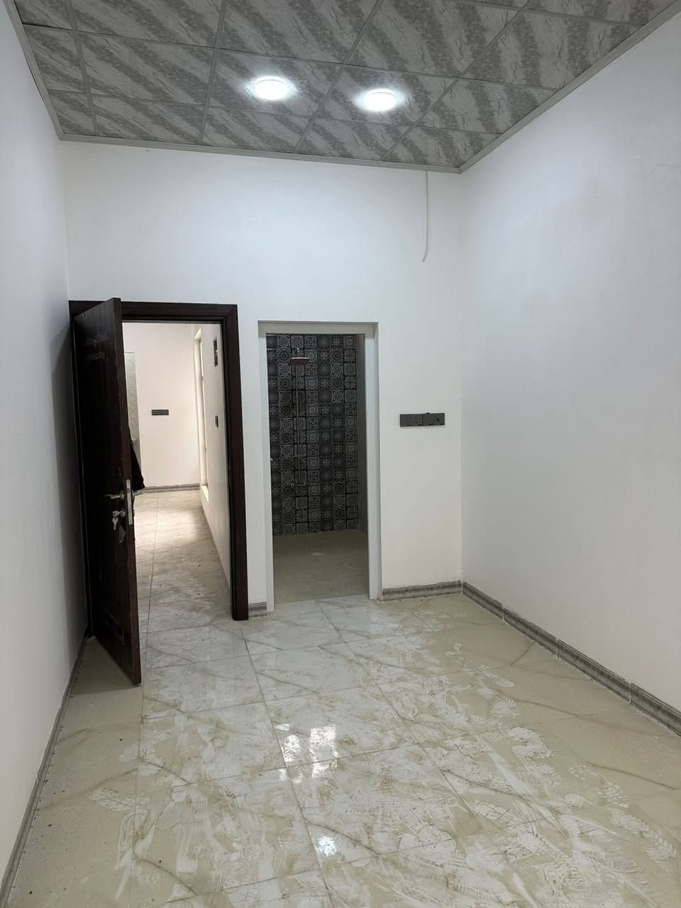 عقارات حي الملايين | عرض سكني مميز 💎
للبيع دار بمواصفات راقية ومساحة واسعة في حي الملايين الأولى، مقابل معمل الأخشاب.
🏷️ بطاقة مواصفات الدار:
• المساحة: 170 متر مربع.
• الواجهة: 7.50 متر.
• المميزات: كراج سيارة + حديقة أمامية.
🧱 تفاصيل البناء:
• الطابق الأرضي: غرفة نوم + استقبال + هول داخلي + مطبخ + صحيات.
• الطابق الثاني: غرفتين (2) نوم نظام سويت + هول واسع + صحيات.
📍 العنوان: حي الملايين الأولى - مقابل معمل الأخشاب.
📞 للتواصل مع صاحب المكتب:
***********
***********
