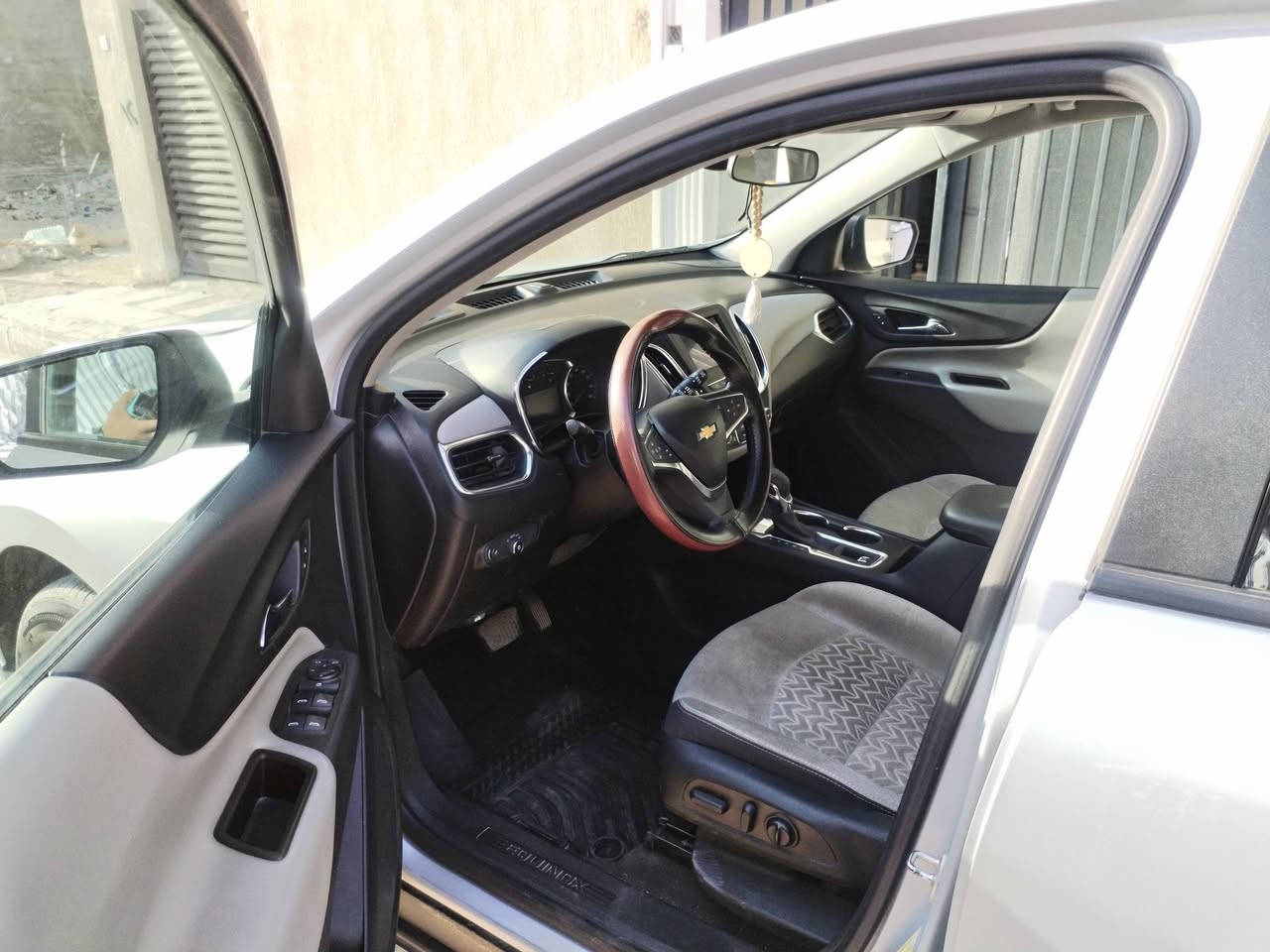 السلام عليكم 
سيارة شوفرليت ايكونوكس LT وارد امريكي للبيع
رقم بغداد بسمي 
الموديل : 2022
المحرك : 4 سلندر 1500 تيربو
بجم كبس حادث خلفي خفيف جدا ايربالك سليم
سياره مابيه اي نقص 
صور الحادث بالمنشور  
عداد المسافة 85 الف كيلو 
المواصفات .. 
شاشة ابل كار بلي -اندرويد اوتو  كامرة دوارة
رادار امامي 
تحديد مسار - تثبيت سرعة
تبريد قطعتين - تحكم ستيرن
كرسي السايق كهربائي - تشغيل بصمة
سايد بريك بصمة - 
فور ويل 
لايت فول زنون 
السعر 175 ورقه 
مكان السياره بغداد الدوره 
للاتصال
***********
