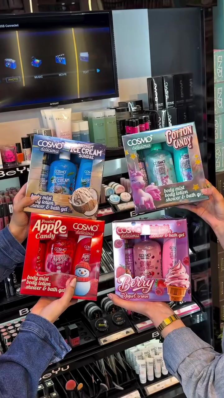 مجموعة للعناية بالجسم COSMO

، وتتميز برائحة حلوى متوفرة ب 4 نكهات 
تتكون المجموعة ا من ثلاثة منتجات أساسية:
معطر للجسم (Body Mist): بخاخ خفيف يمكن رشه على الجسم والملابس لمنح إحساس بالانتعاش والحلاوة طوال اليوم. 
لوشن للجسم (Body Lotion): مرطب للجسم بتركيبة خفيفة وسريعة الامتصاص، غني بزبدة الشيا (Shea Butter) للمساعدة في تغذية البشرة ومنع الجفاف. يمنح البشرة نعومة حريرية دون ترك ملمس دهني. 
جل استحمام (Shower & Bath Gel): جل يوفر رغوة غنية لتنظيف الجسم بلطف ويترك رائحة منعشة تدوم لفترة قصيرة بعد الاستحمام. 
الميزات الرئيسية للمنتجات:
الرائحة: رائحة تفاح حلوى مثلج جذابة ومنعشة. 
الترطيب: تحتوي منتجات اللوشن والجل على مكونات مرطبة مثل زبدة الشيا والجليسرين لترطيب البشرة بعمق. 
المكونات: غالبًا ما تحتوي هذه المنتجات على أكثر من 95% من المكونات النباتية الطبيعية. 

سعر 10،000
عنوان بغداد اركية وفاضل شارع المسبح العام
توصيل داخل المنطقة مجاناً بغداد والمحافظات 5
للحجز والاستفسار مراسلة الصفحة او الرقم ***********
