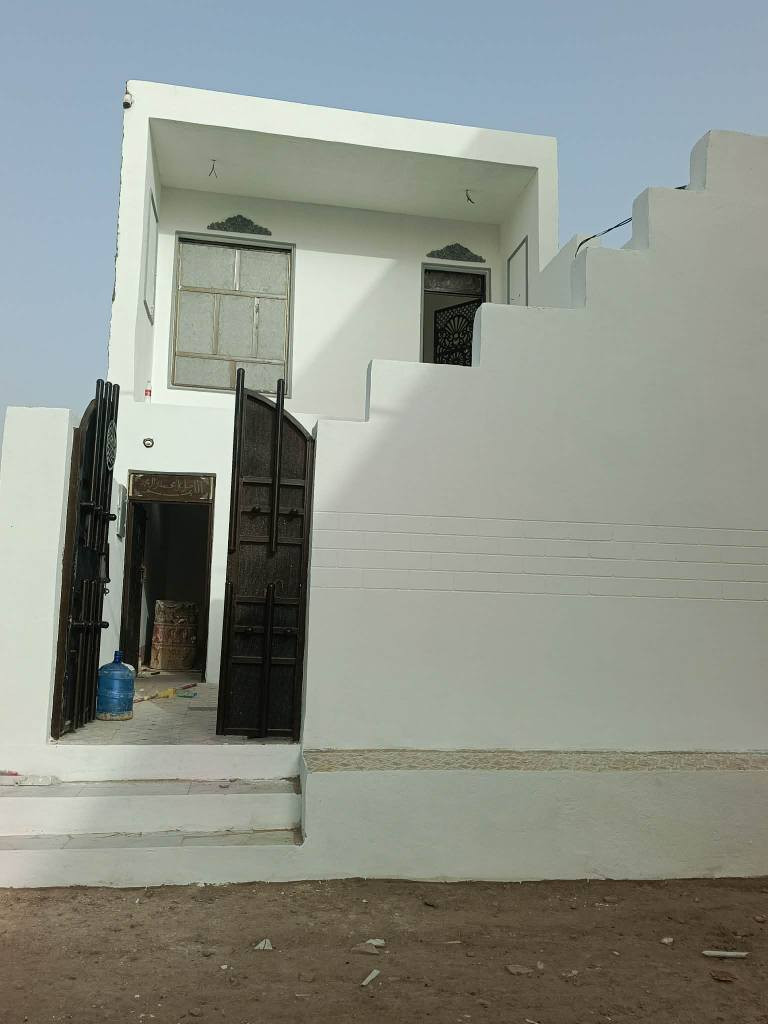 للبيع دار سكن طابقين المساحه 50م الواجه 5×10م الموقع حي الحسين الثاني مجاور المستوصف والمدارس الصينية 
بناء حديث طابوك يتكون الطابق الاول من غرفه ومطبخ ومجمع صحيات اما طابق الثاني غرفه واحده فقط 
للاستفسار ***********
