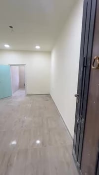 شقة للايجار طابق اول مصعد شغال ٢٤ ساعة تحتوي على غرفتين نوم ومطبخ وخدم...