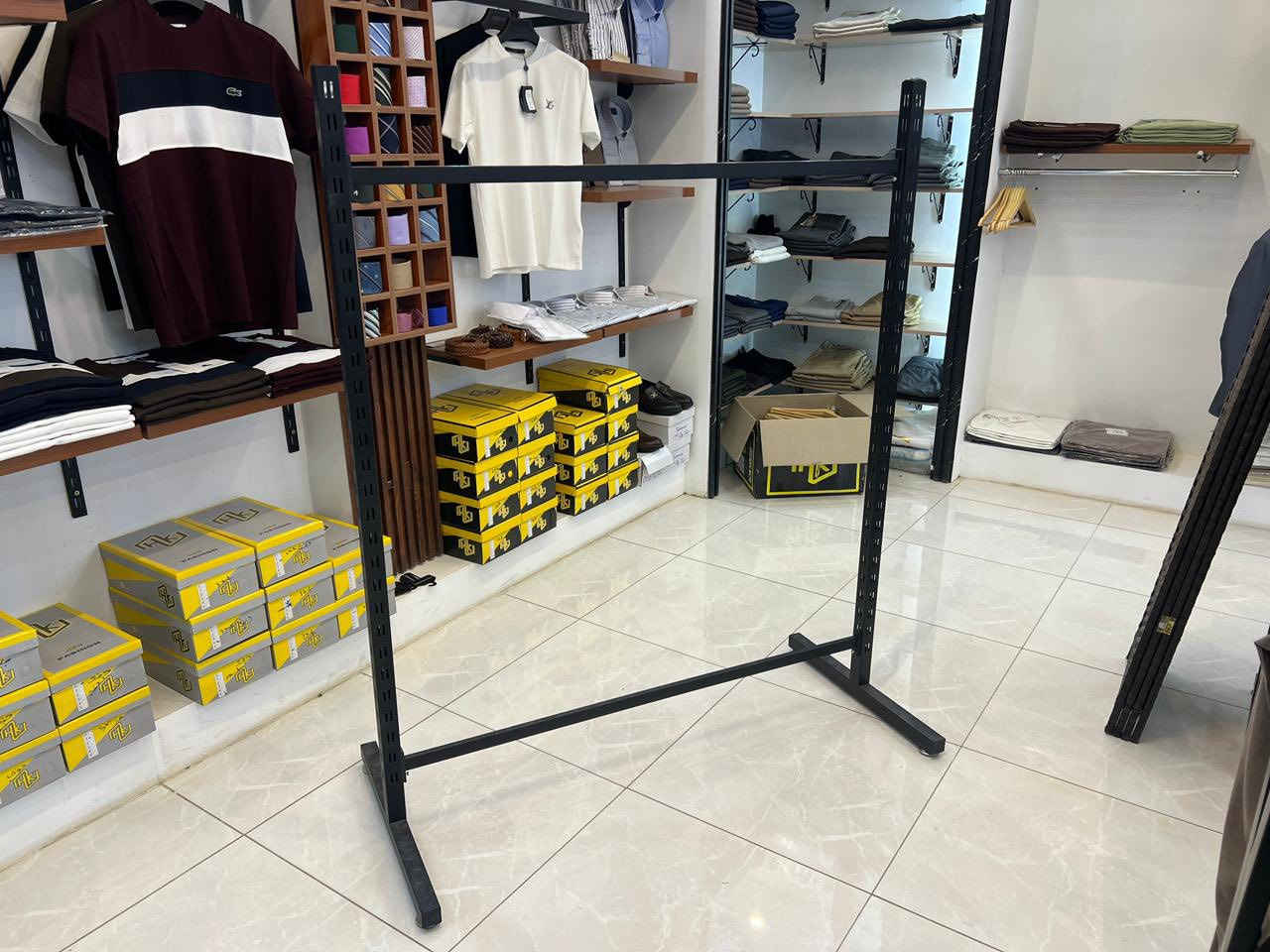 السلام عليكم عن اذن الادمن 
متوفر ستاند ملابس السعر والتفاصيل اكثر تواصل بالرقم ***********
