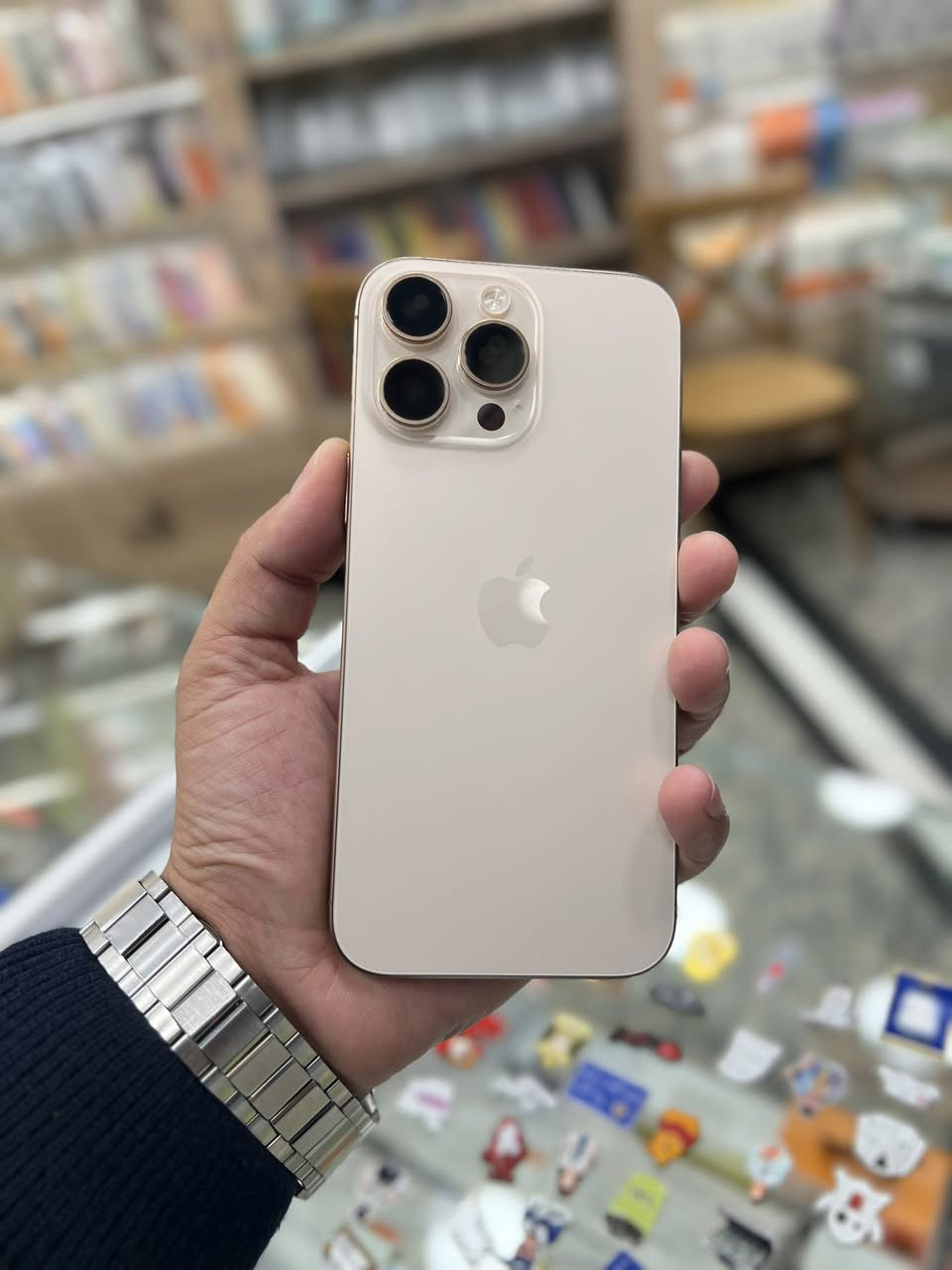 السلام عليكم
ايفون ١٦ بروماكس ضمان abm كفالة عامة من كلشي
بطارية ٩٢ دورات ٣٨٣ 
ملحقات كاملة كيبل ممستخدم
مكاني زيونة
السعر ١٣٢٥ مجال بسيط
***********
