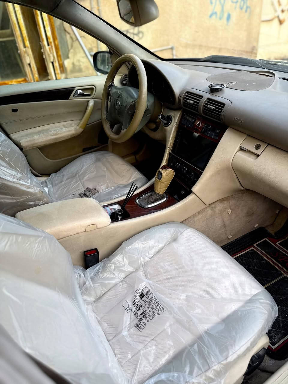 السلام عليكم مارسدسW203 موديل 2006  محرك 3000 vvt رقم اربيل شرط التحويل سياره مكفوله من الضربه مصبوغه عام اثر جراد سياره جاهزه من كلشي كهربائيات كلها شغاله منظومه تبريد جديده ثلج تبريدها تخم تاير جديد منظومه بانزين جديده بيها نقص بس صدرها الامامي شويه. سياره مكانها حله شارع 60  للاستفسار ***********

