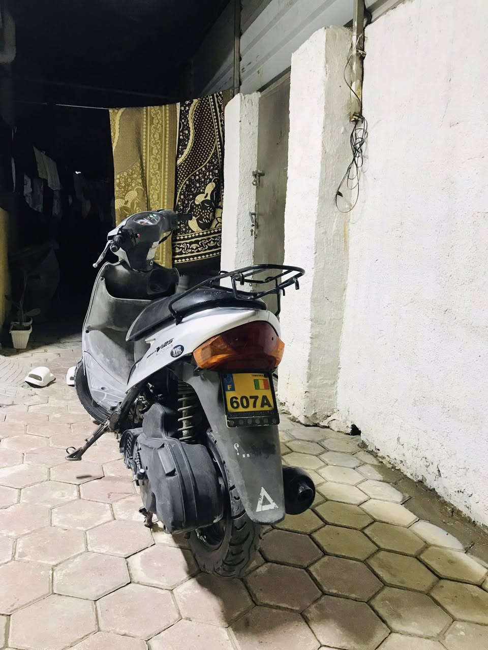 السلام عليكم دراجه ادرس قديم للبيع سلف هندر نكره تايرات جدد باتري جديد الدراجه مفتوحه مره وحده وعوزهه نقوصات الاشاير والايت والترايش فقط شلعه ومعدل فوول ✅ السعر 300وبيهه مجال ♥️ مكاني كوت دور العمال للتصال ***********
