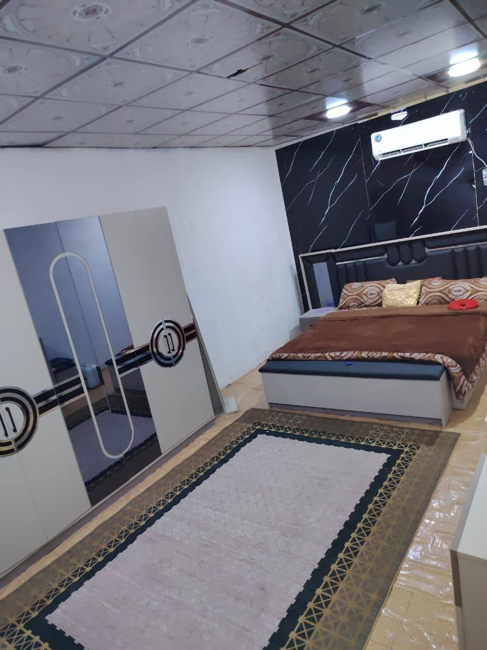 السلام عليكم
بيت تجاوز للبيع المساحه 93 متر
يحتوي على غرفة جبيرة وغرفة صغيرة ومطبخ وصالة وحمام داخلي وصحيات خارجية 
السعر 8 وبي مجال
العنوان:-البصرة/الاصمعي قريب جسر جويعد
رقم :- ***********
