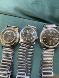 1. الساعة اليمنى (يمين الصورة) الموديل والخط: West End Watch Co. - Kee...