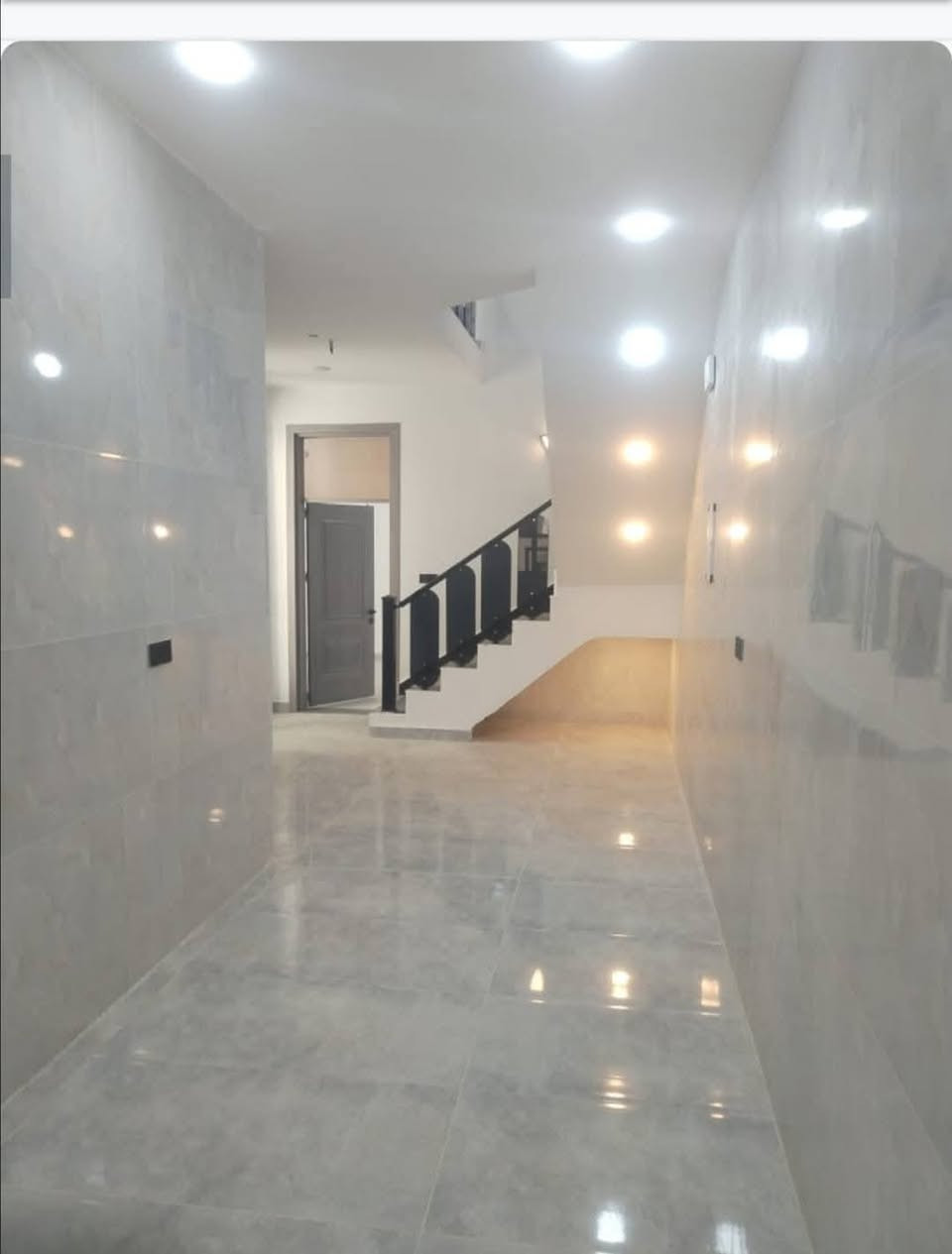 #لدينا_دار_للبيع مساحه 100 متر واجهه 6 وربع ونزال 16 طابو زراعي سند 25 قرار محكمه البيت يحتوي على3 غرف نوم وصاله وستقبال ومطبخ  العنوان بغداد الدورة مدخل البوعيثه مجمع السلطان الثالث 
هاتف ***********
***********
