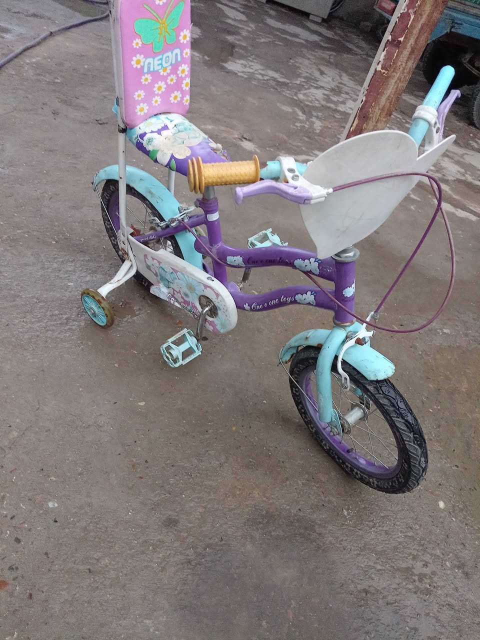 السلام عليكم بيسكل بناتي باله مستعمل نضيف كلشي مابي مكاني بغداد حي البتول سعر٢٥ ***********
